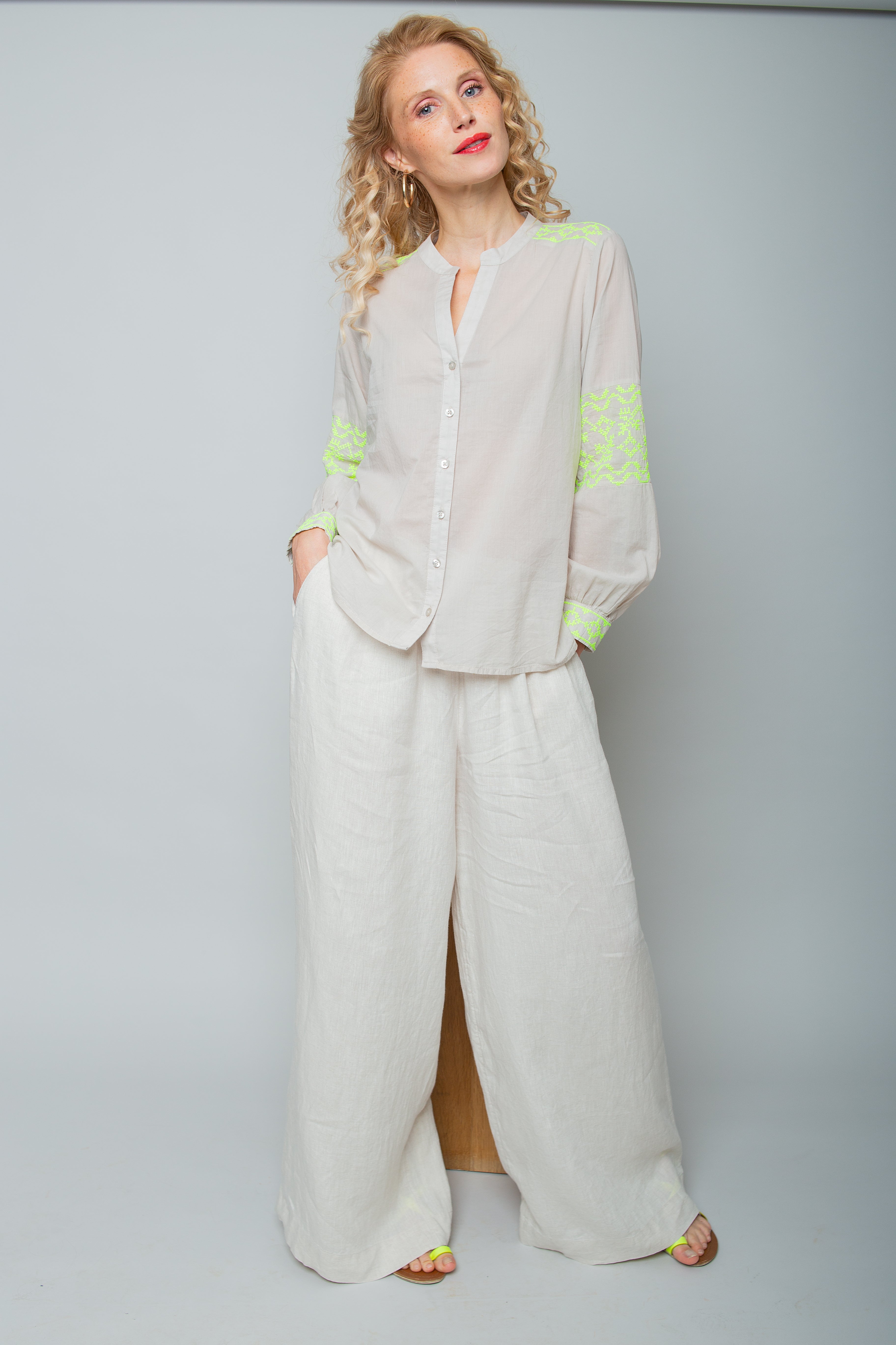 Außergewöhnlichen Bluse in sanften Beige-Ton