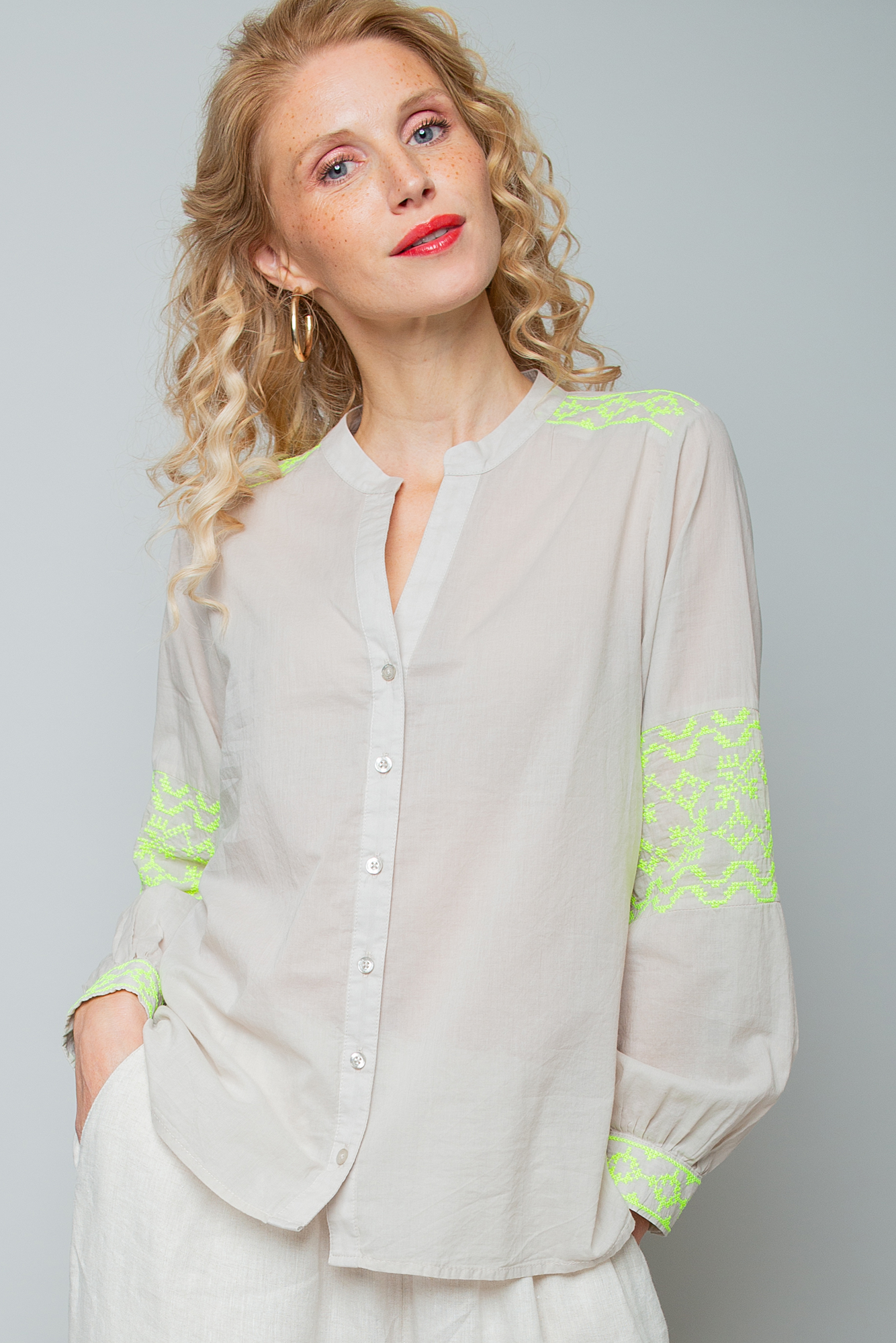 Außergewöhnlichen Bluse in sanften Beige-Ton