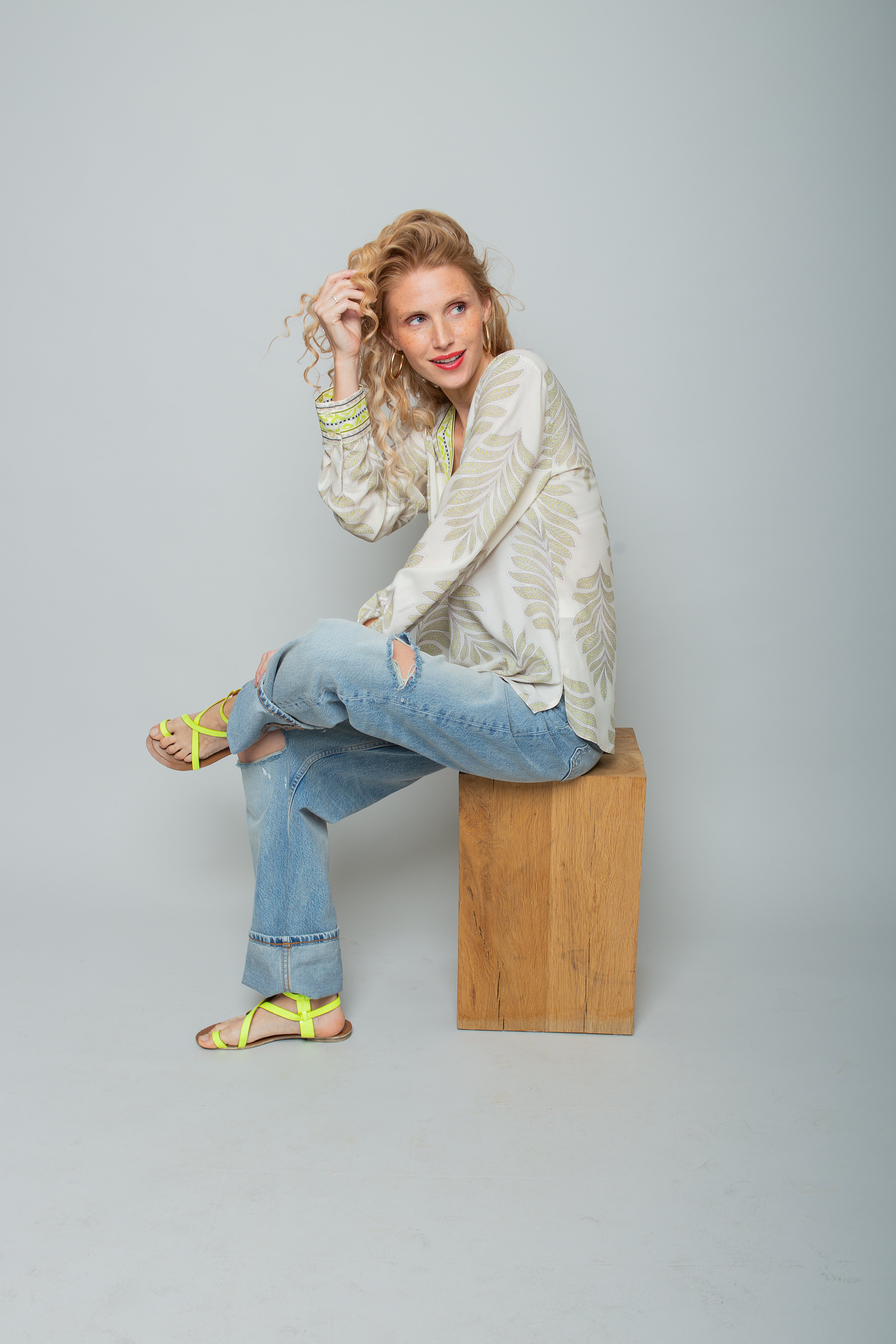Modische Bluse mit stilisierten Blätter-Muster