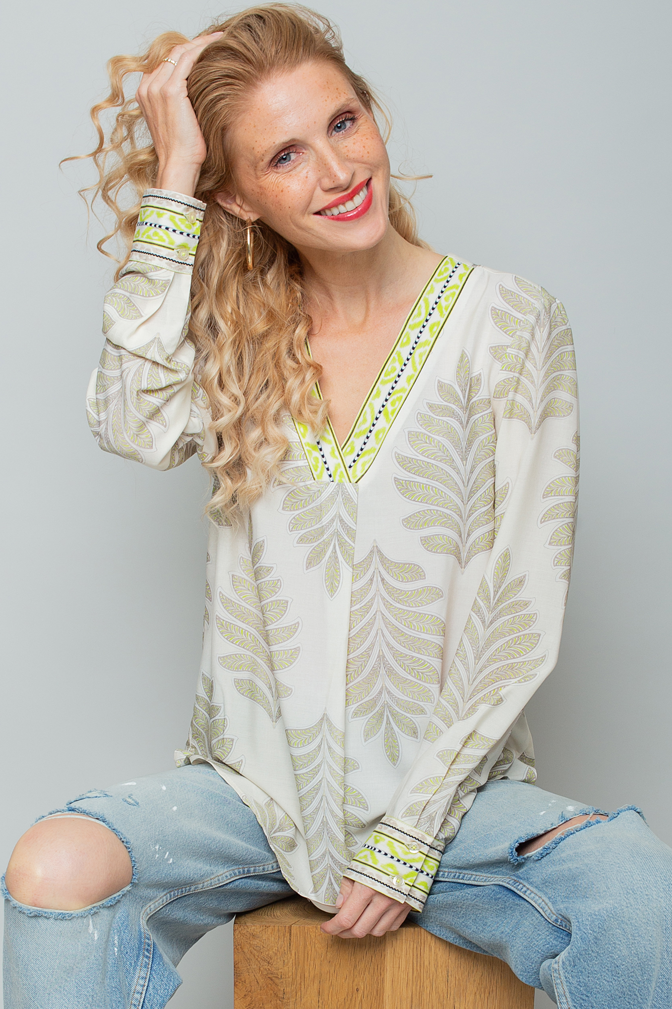 Modische Bluse mit stilisierten Blätter-Muster