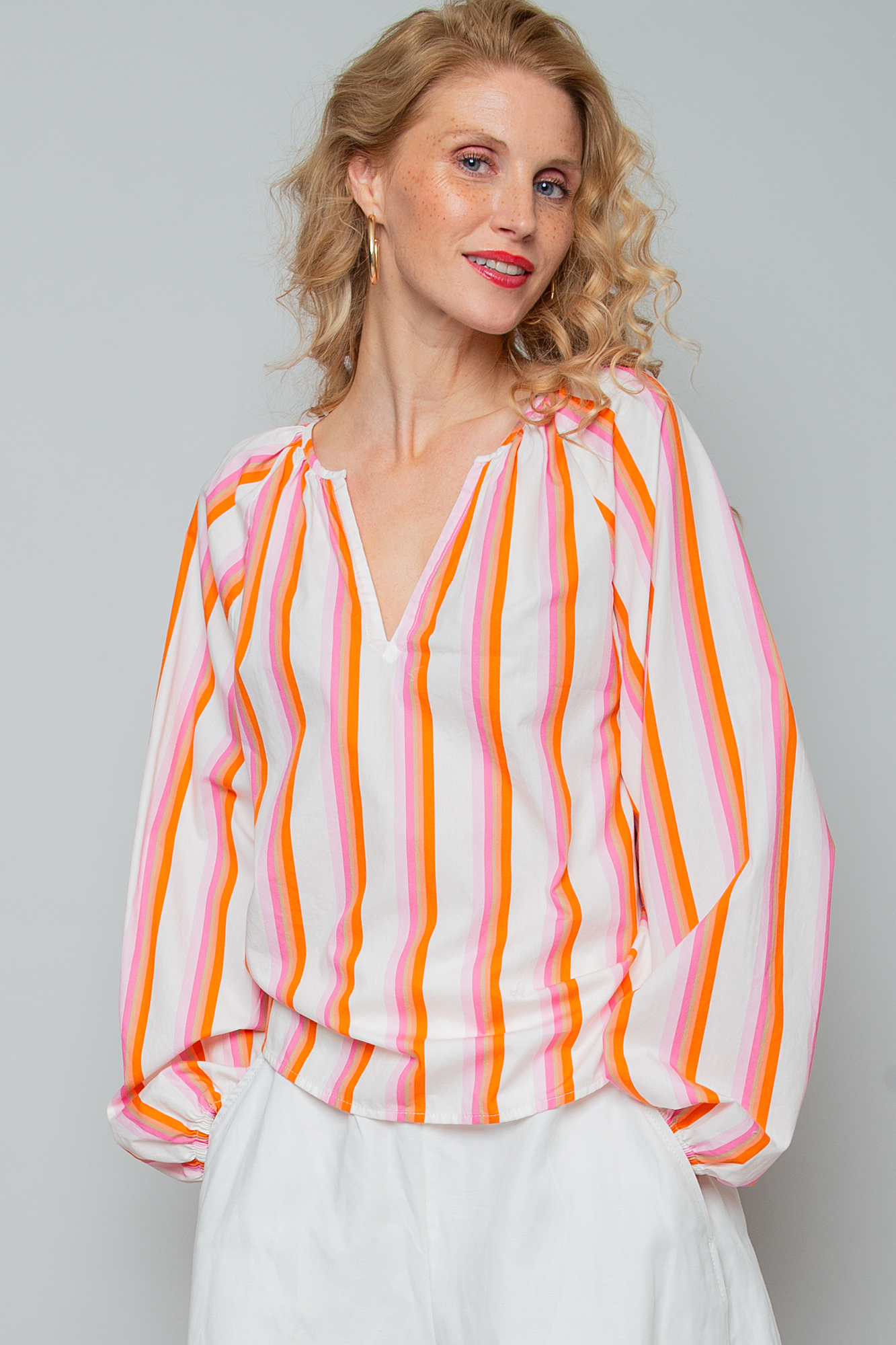 Farbenfrohes Blusenshirt mit leuchtenden Pink vertikalen Streifen