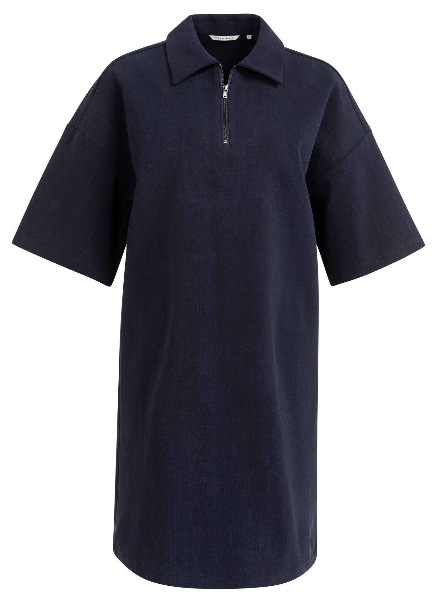 Sportive Eleganz neu interpretiert mit diesem Polokleid