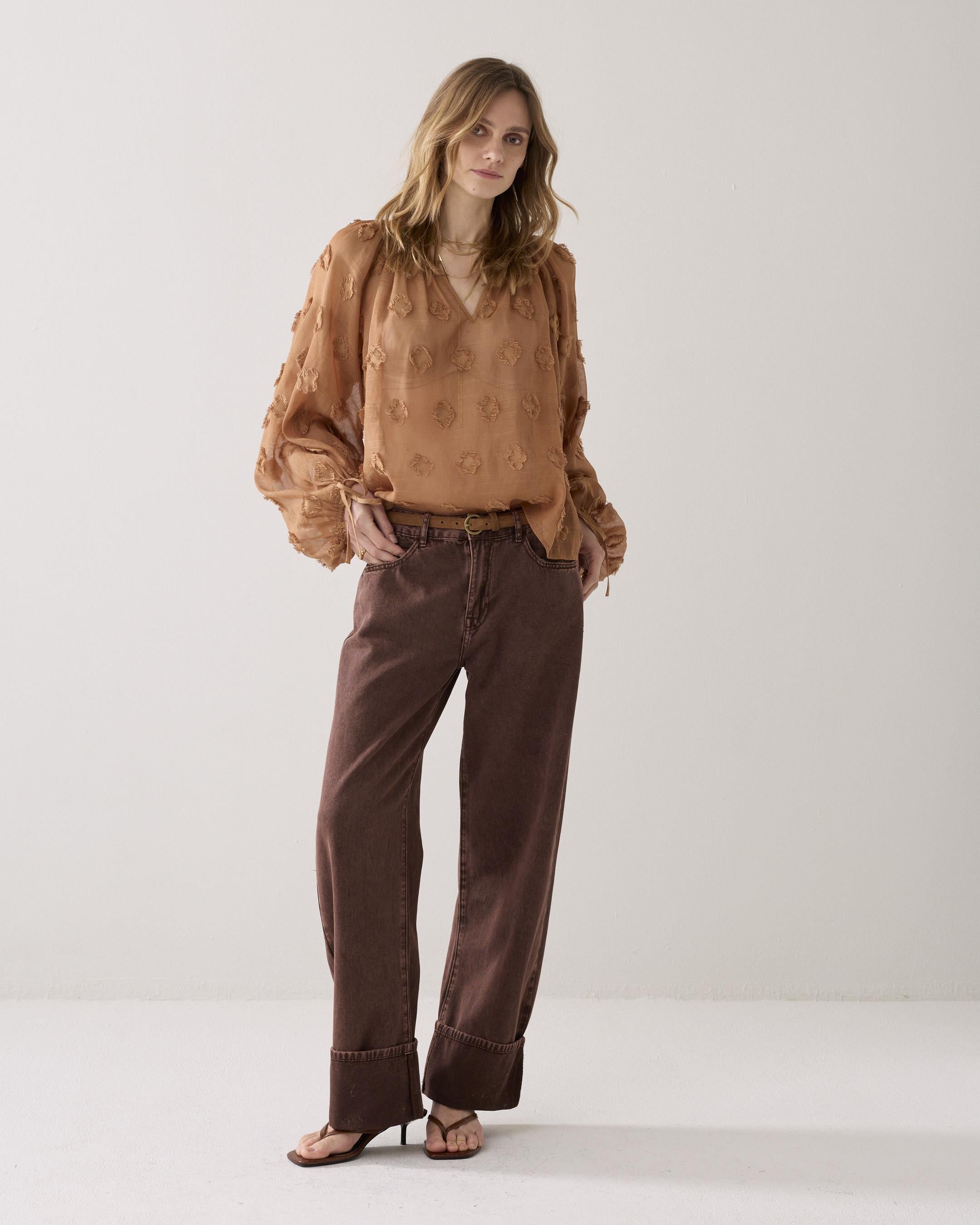 Strukturierte Bluse mit floralen Akzenten in zwei Farben