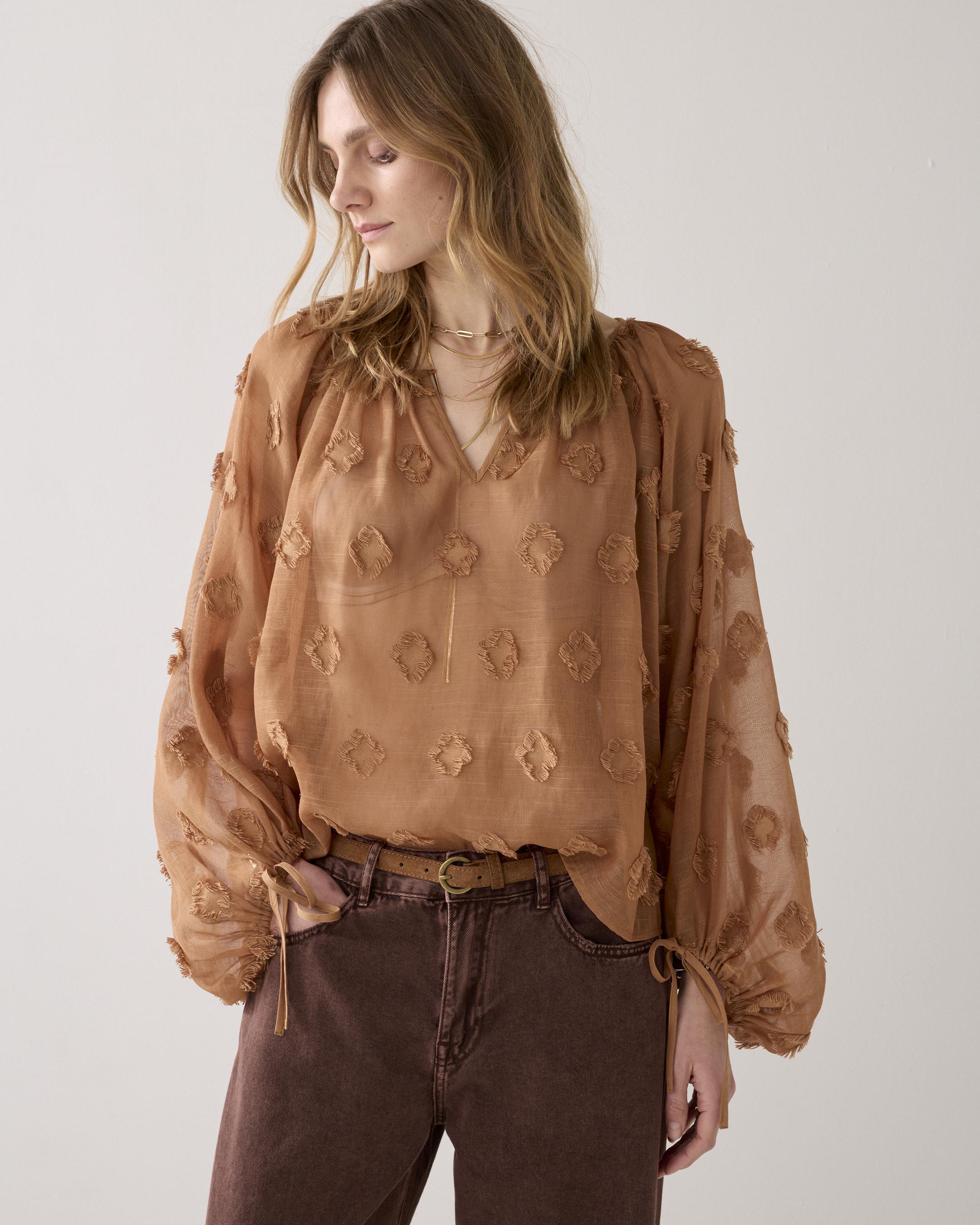 Strukturierte Bluse mit floralen Akzenten in zwei Farben