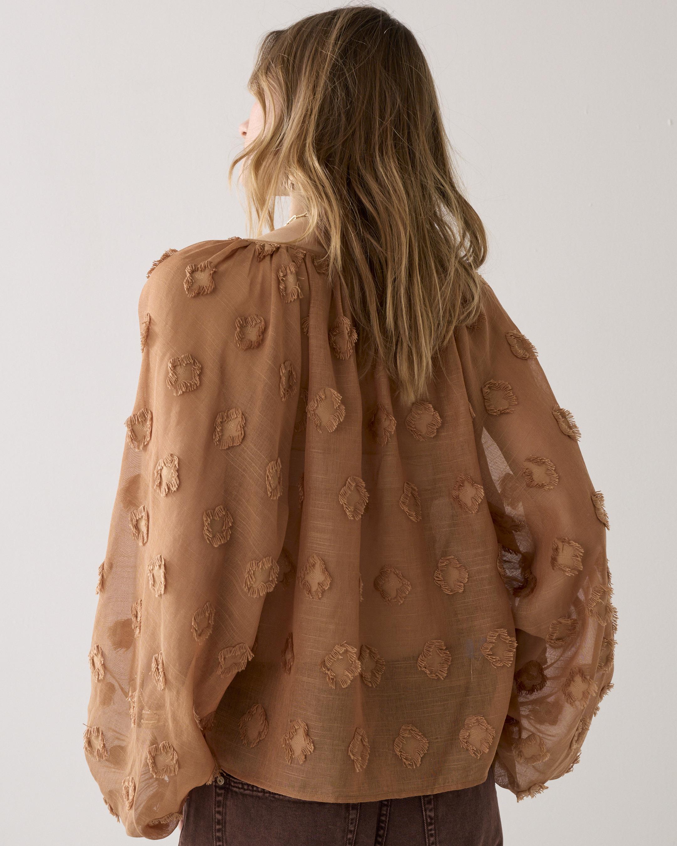 Strukturierte Bluse mit floralen Akzenten in zwei Farben