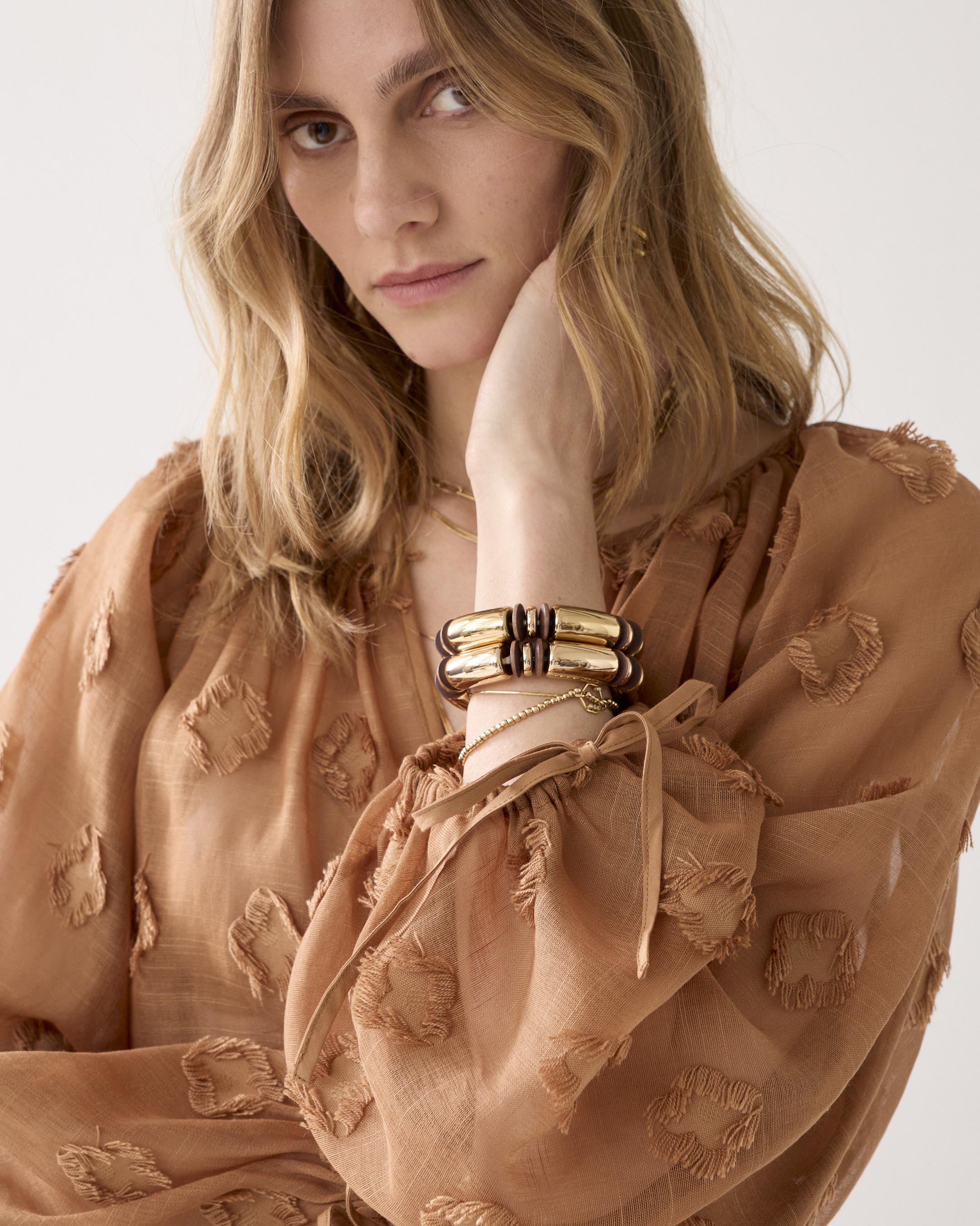 Strukturierte Bluse mit floralen Akzenten in zwei Farben