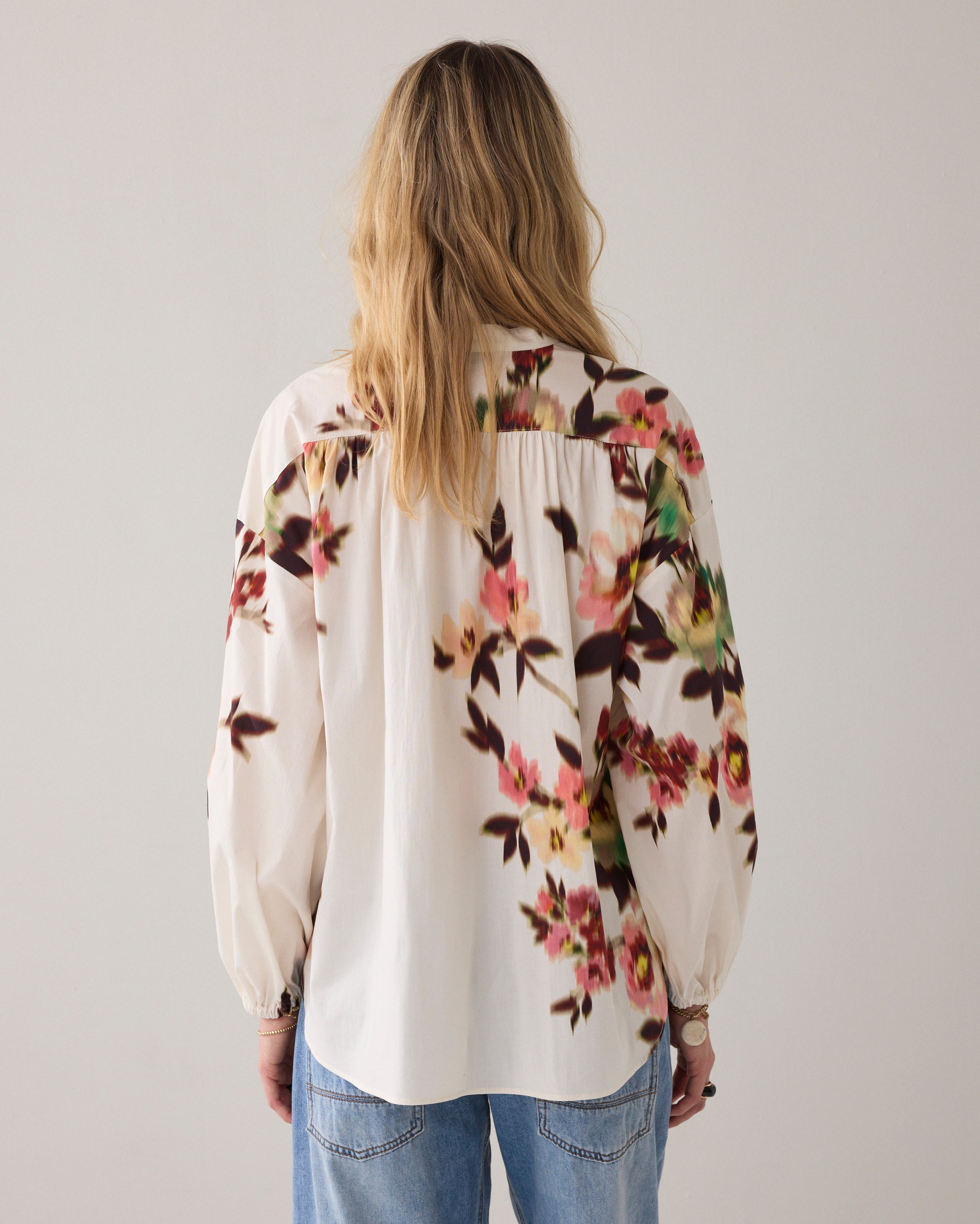 Print-Bluse mit floraler Eleganz und modernem Volumen