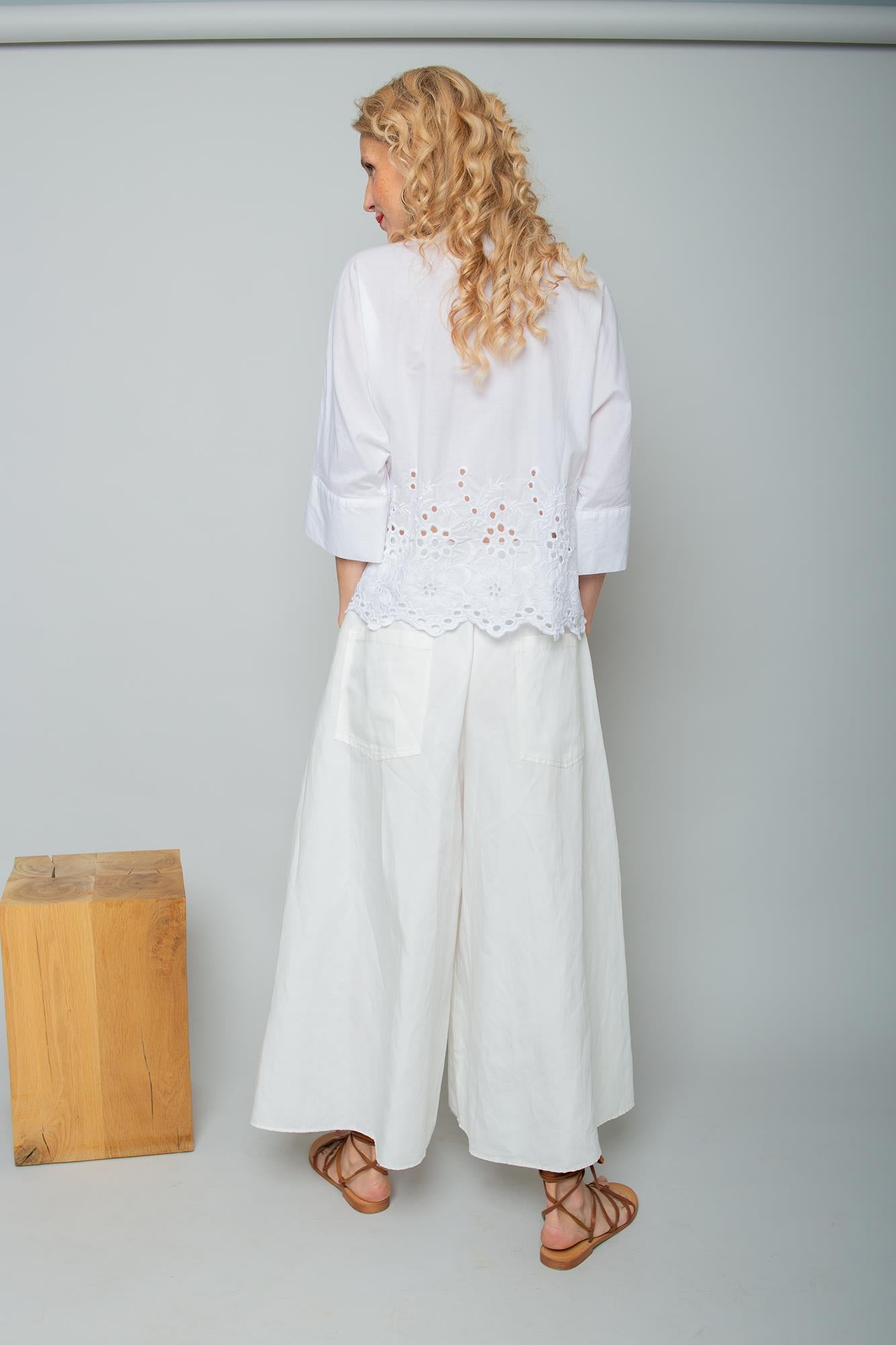 Puristische Eleganz: Deine neue Lieblingsbluse mit Lochstickerei