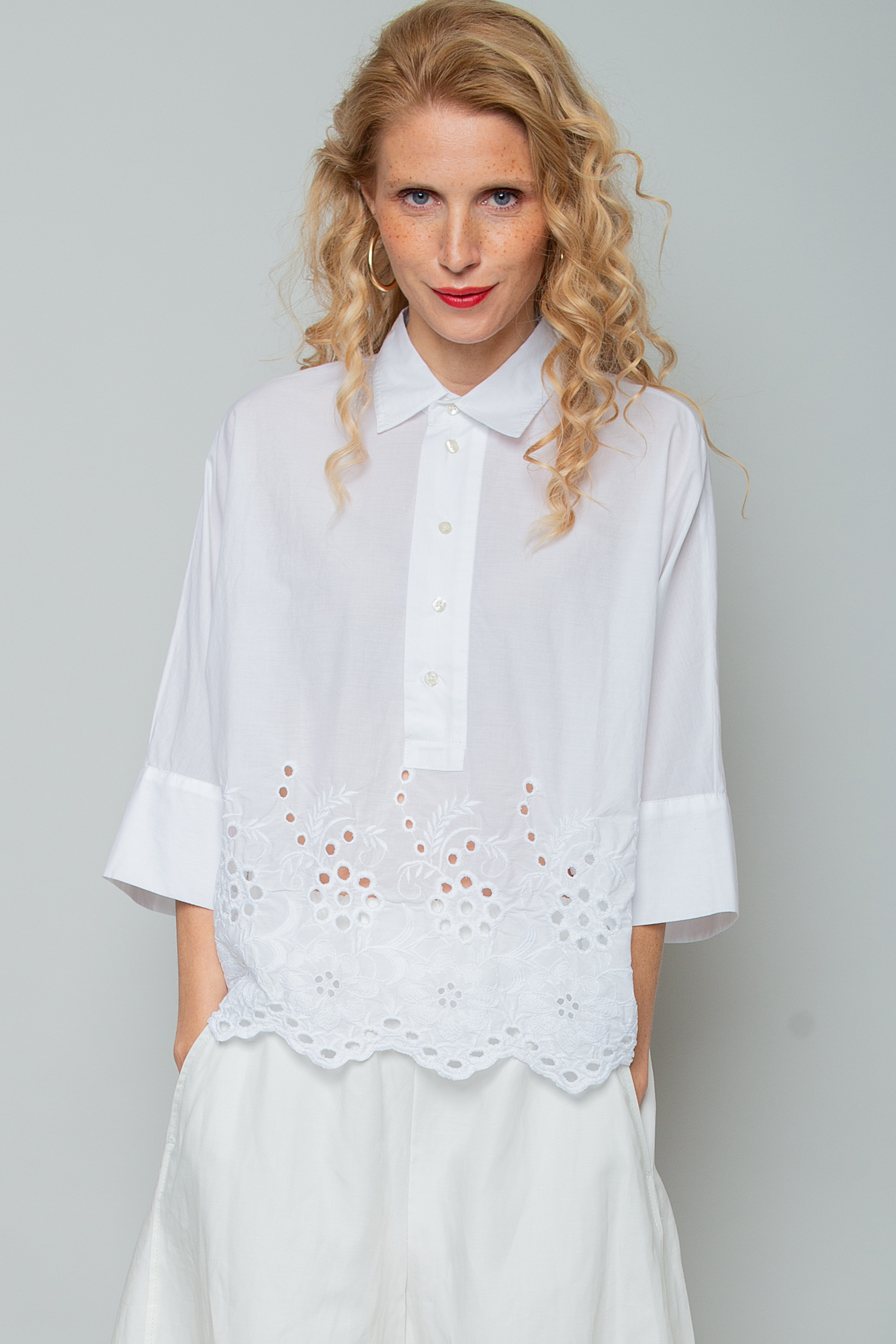 Puristische Eleganz: Deine neue Lieblingsbluse mit Lochstickerei
