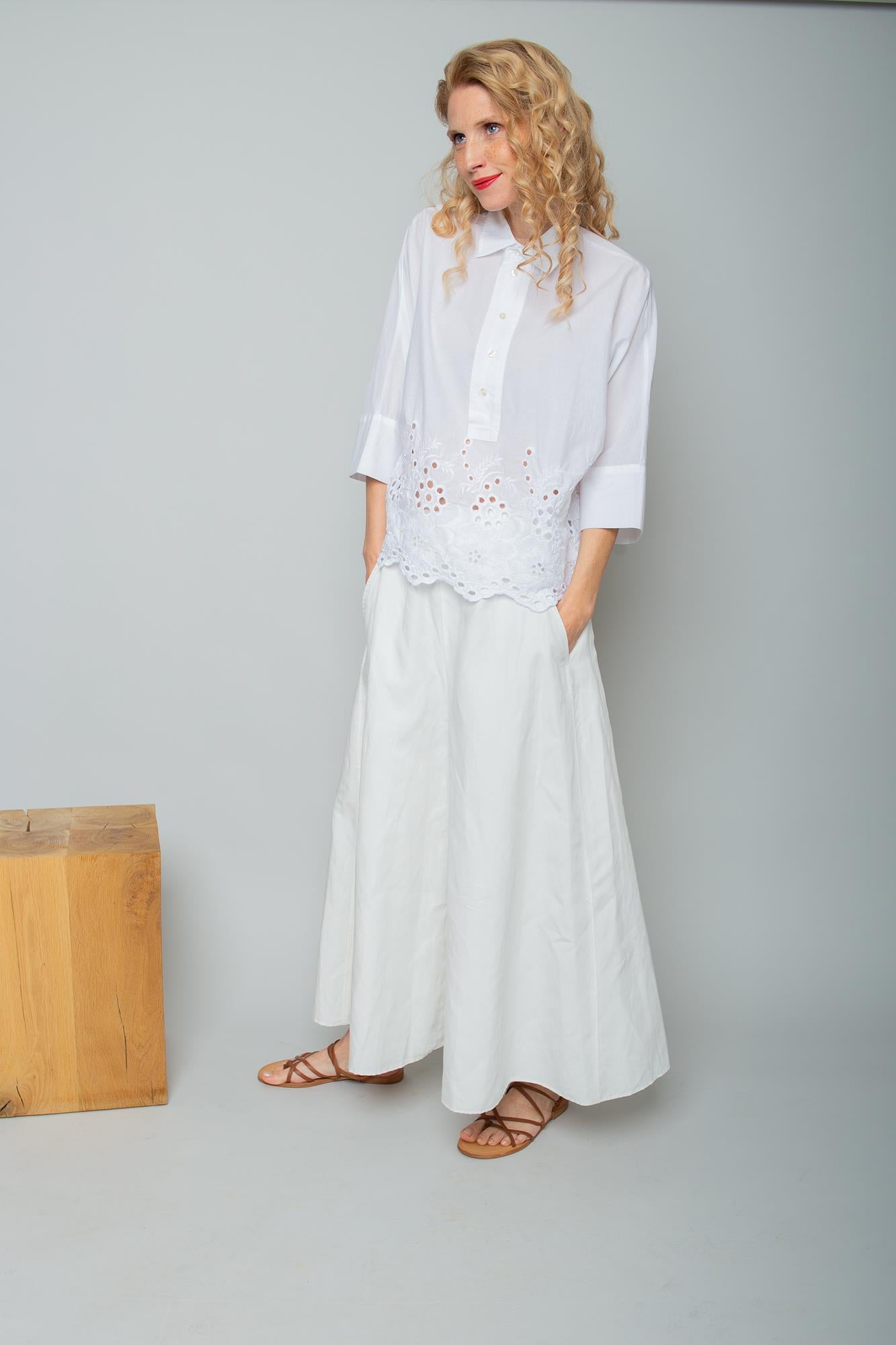 Puristische Eleganz: Deine neue Lieblingsbluse mit Lochstickerei