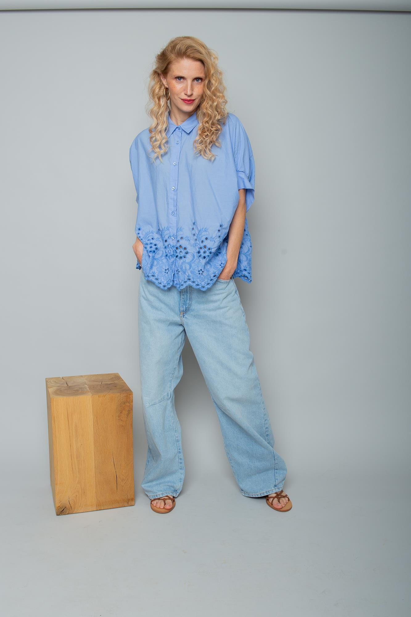 Sommerbrise in Hellblau: Deine neue Bluse mit floraler Lochstickerei

