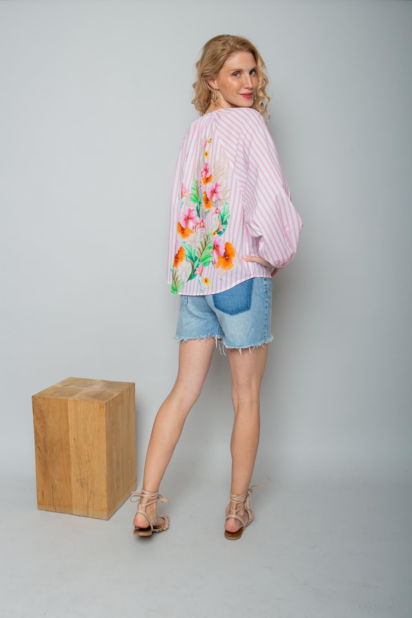 Statement-Style: Deine neue Lieblingsbluse mit All-Over-Blütenzauber