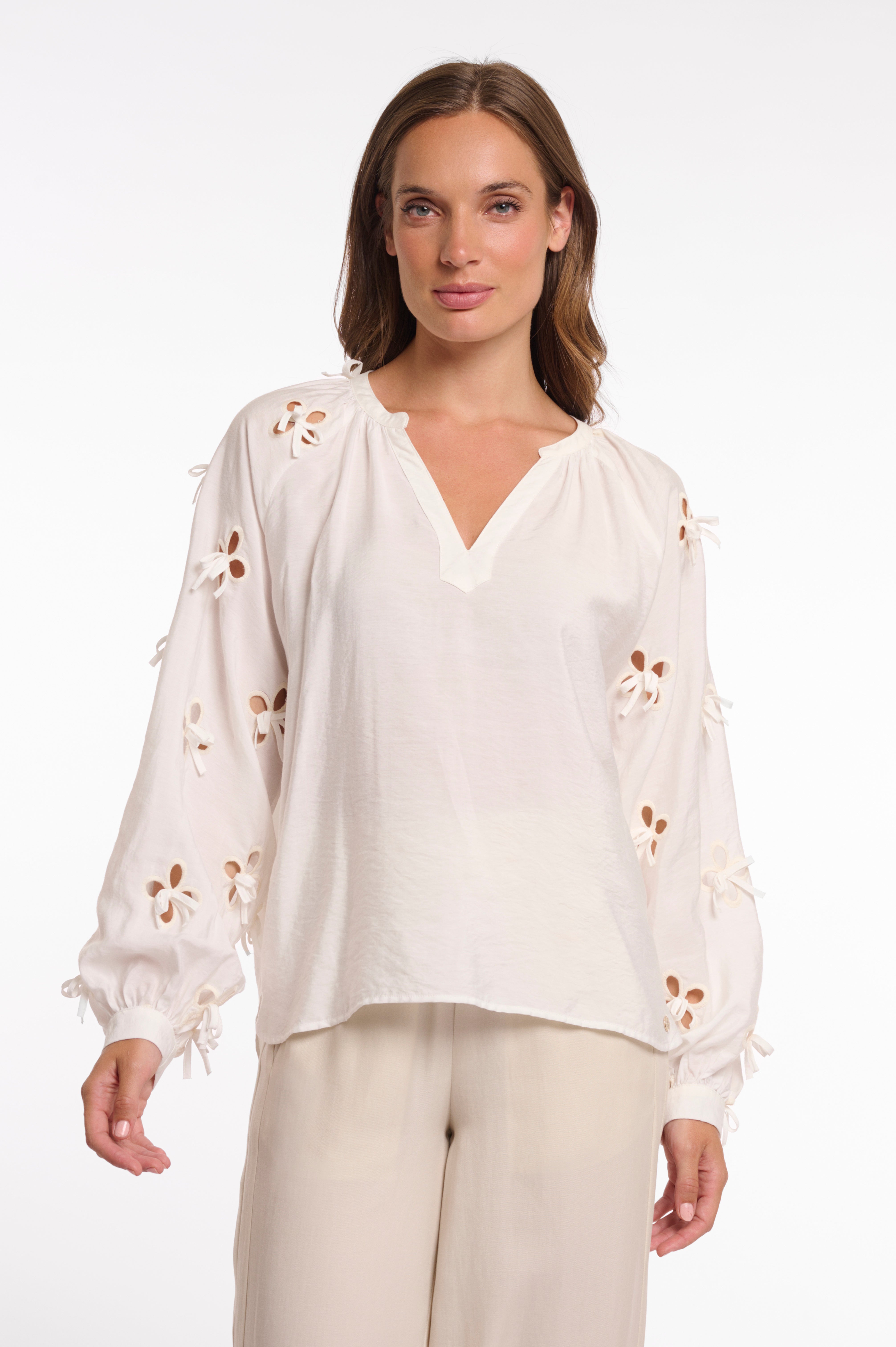 Bluse mit floralen Cut-Outs