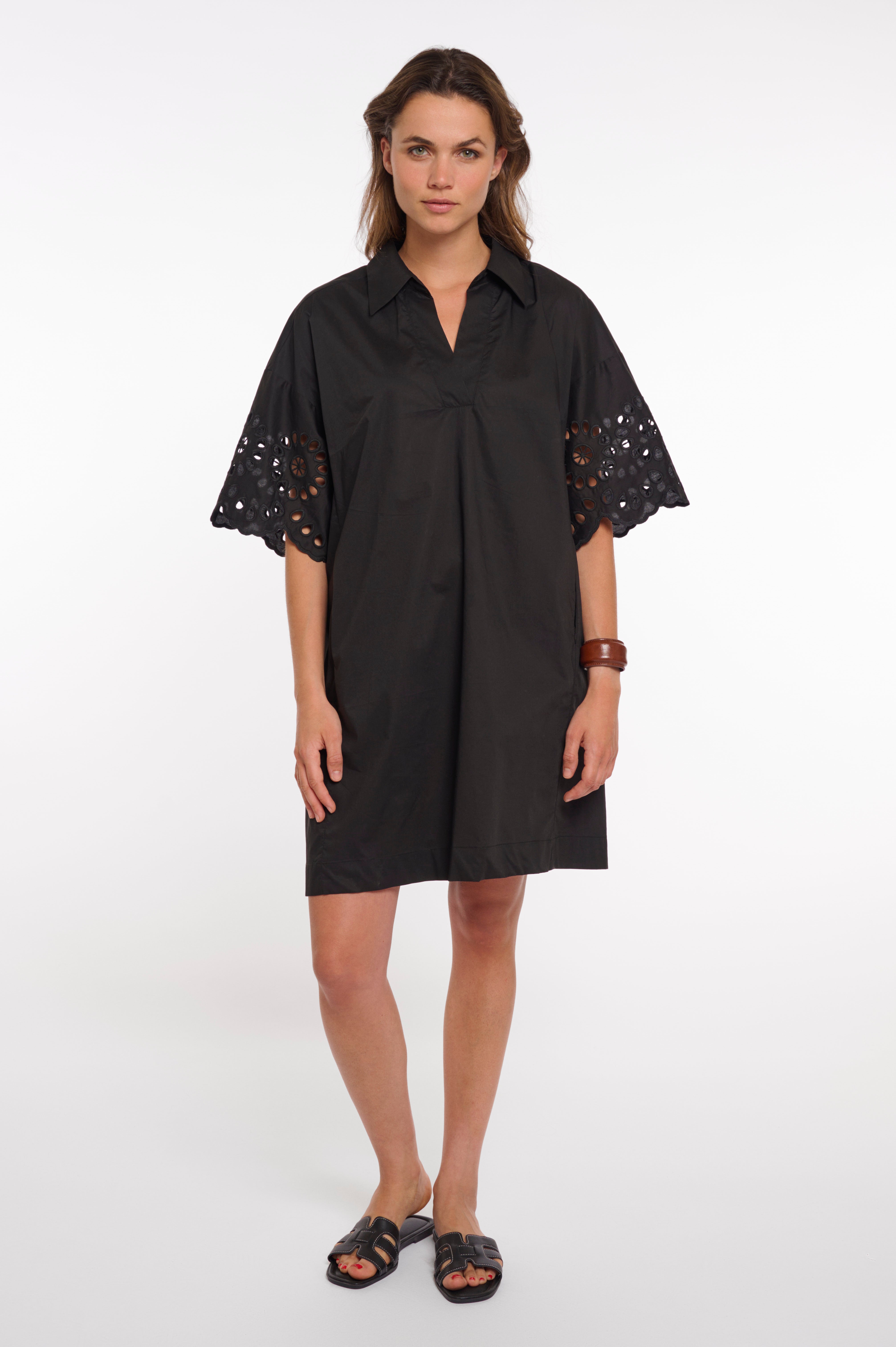 Schwarzes Tunikakleid mit Lochstickerei