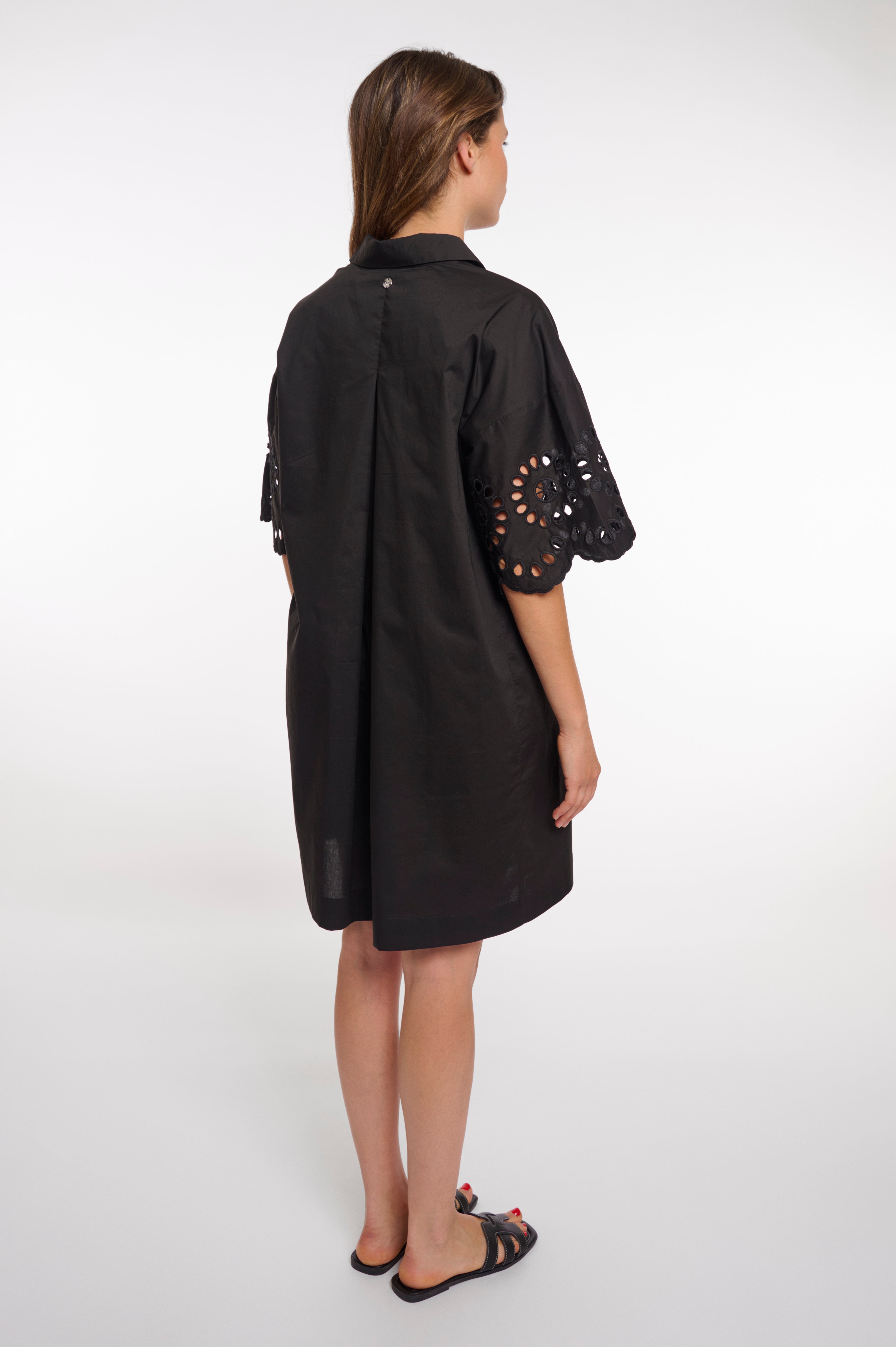 Schwarzes Tunikakleid mit Lochstickerei