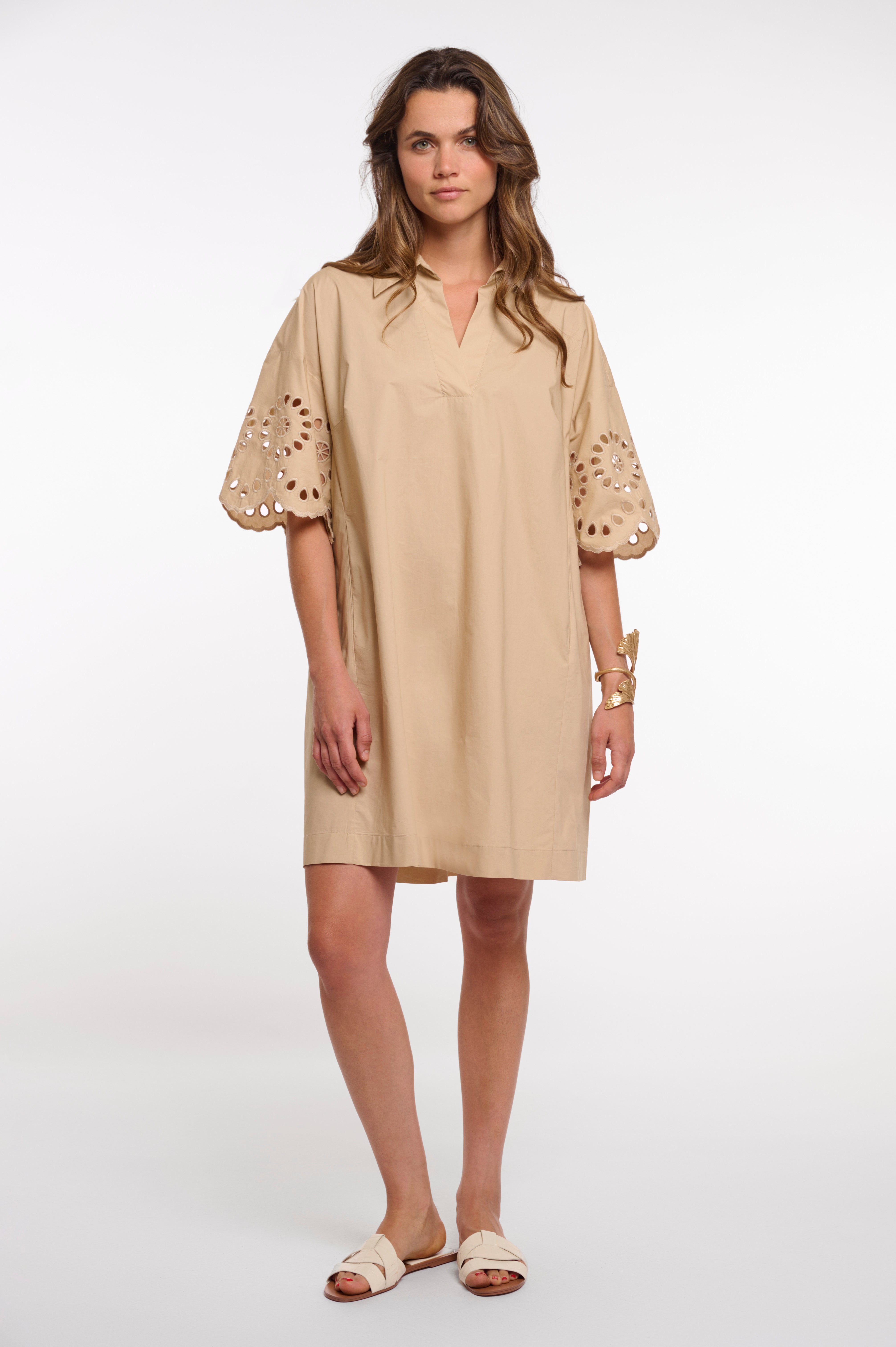 Beiges Tunikakleid mit Lochstickerei