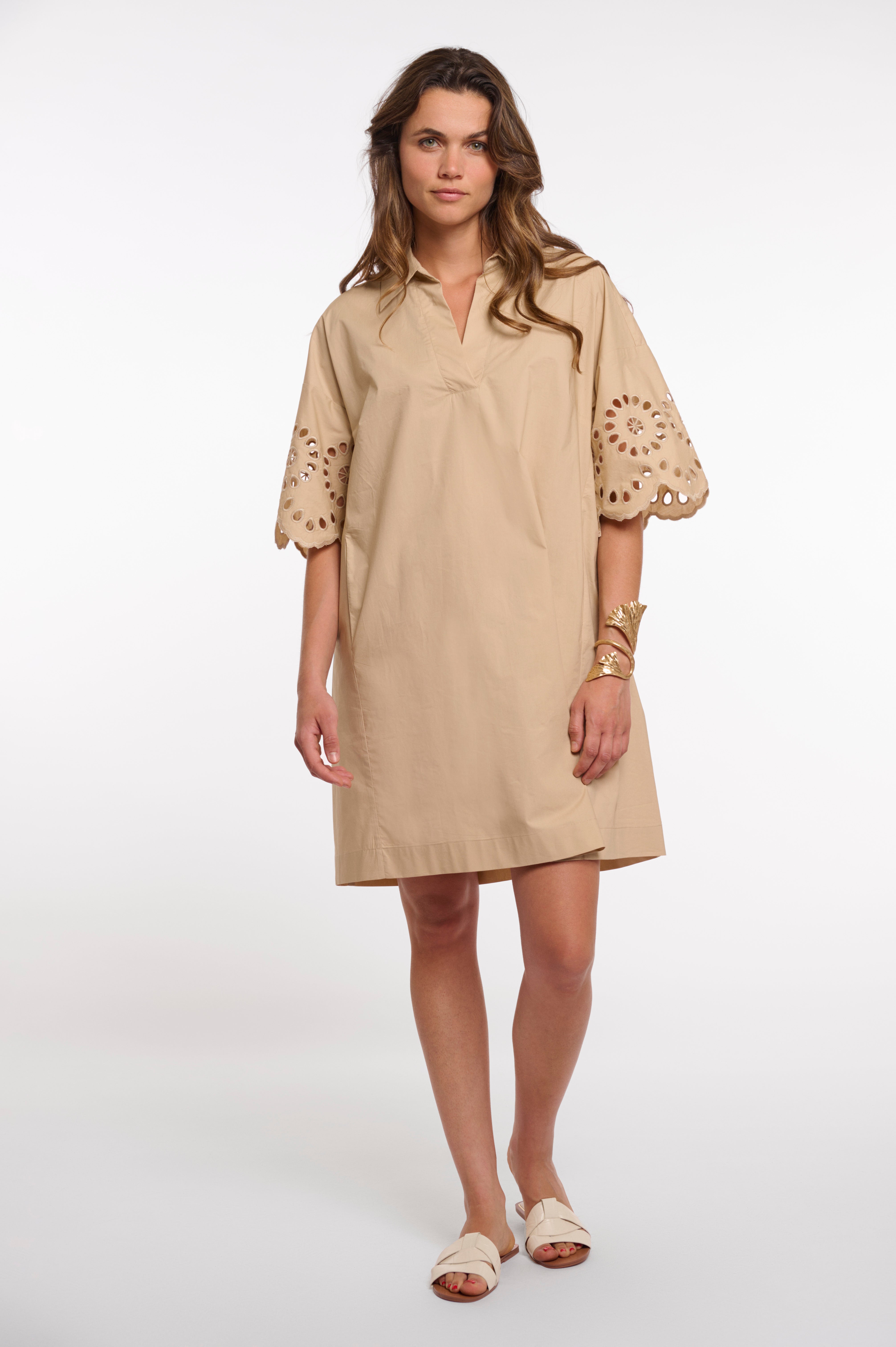 Beiges Tunikakleid mit Lochstickerei
