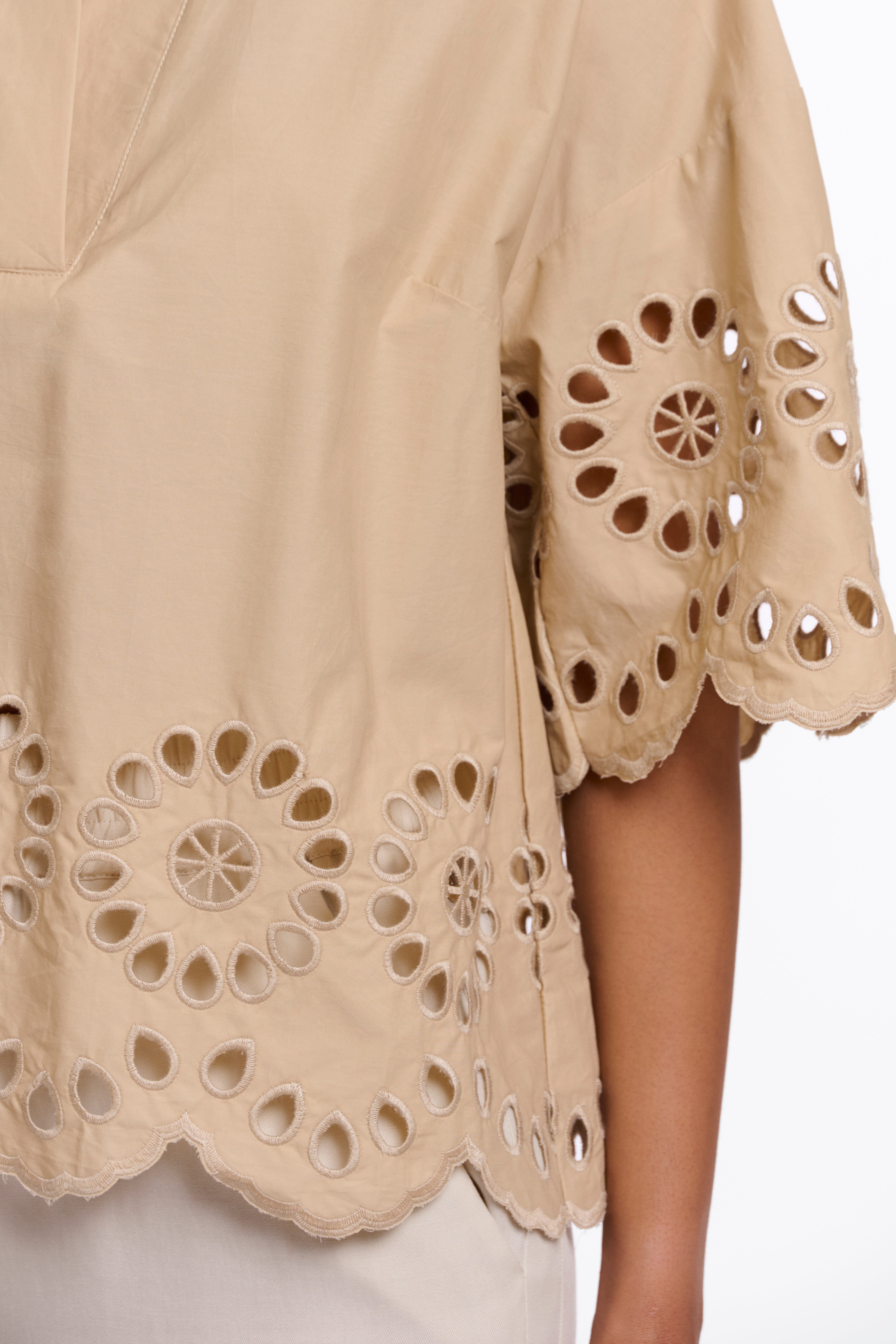 Beige Kurzarmbluse mit edler Lochstickerei