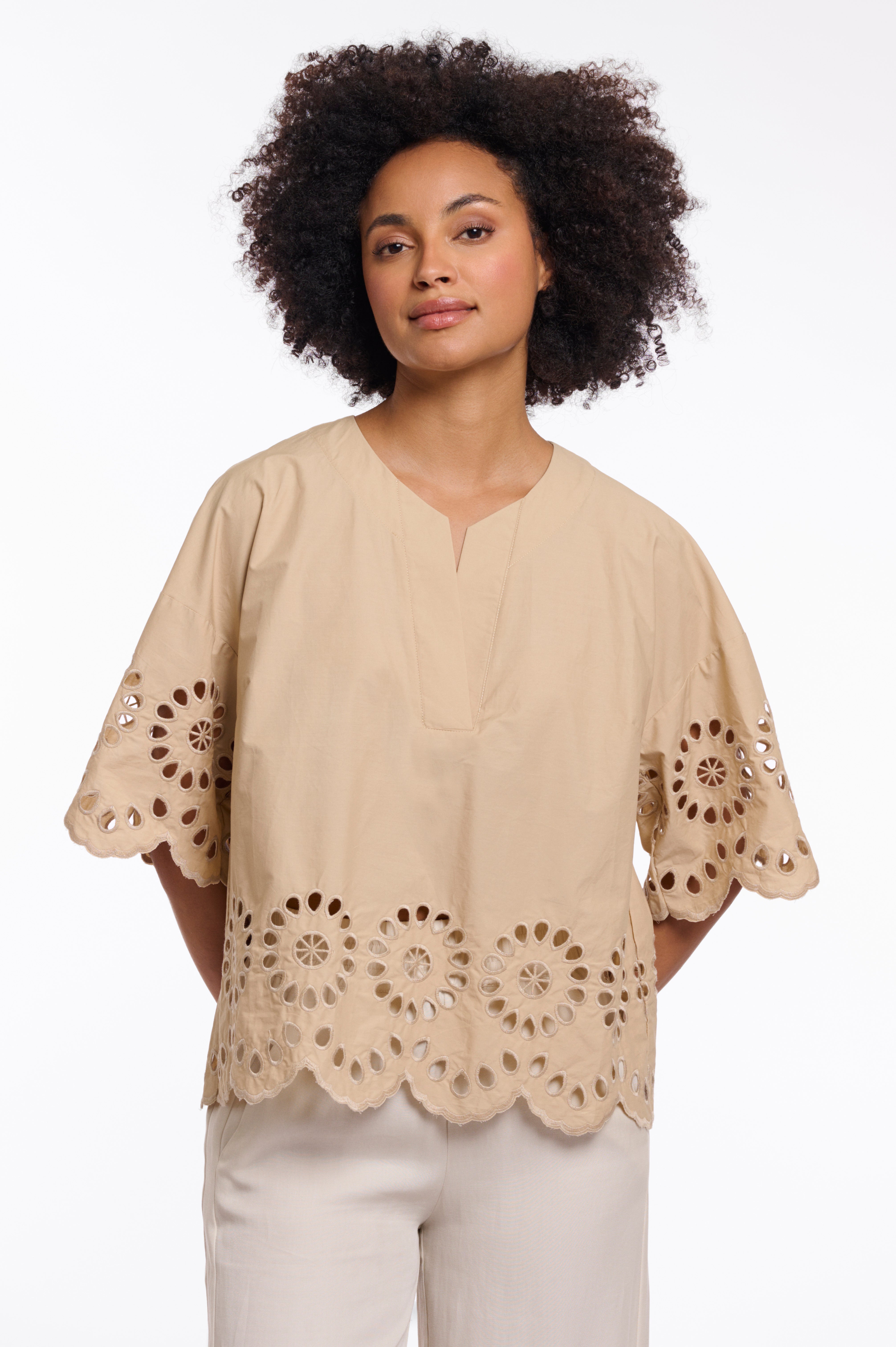 Beige Kurzarmbluse mit edler Lochstickerei