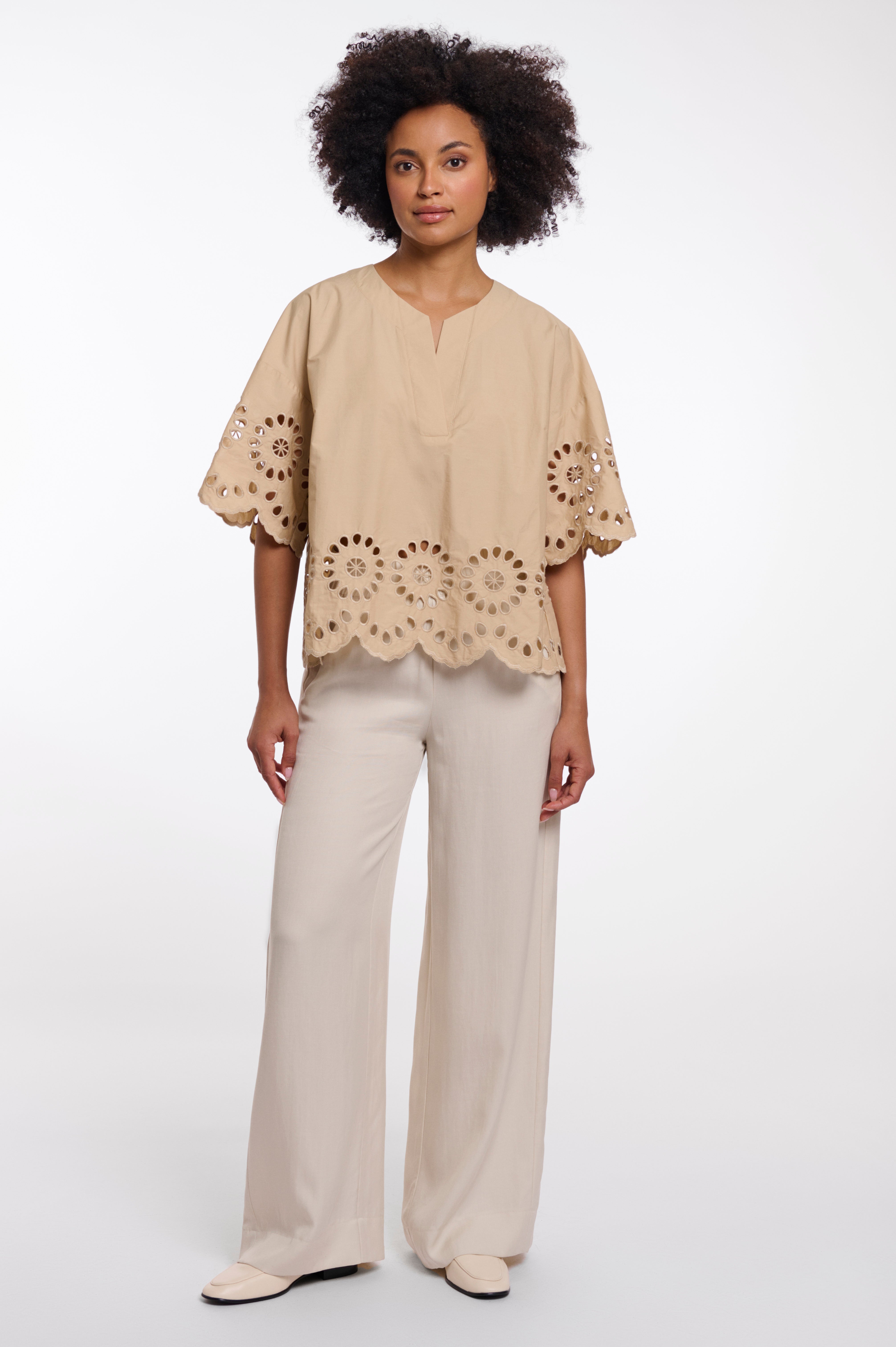 Beige Kurzarmbluse mit edler Lochstickerei