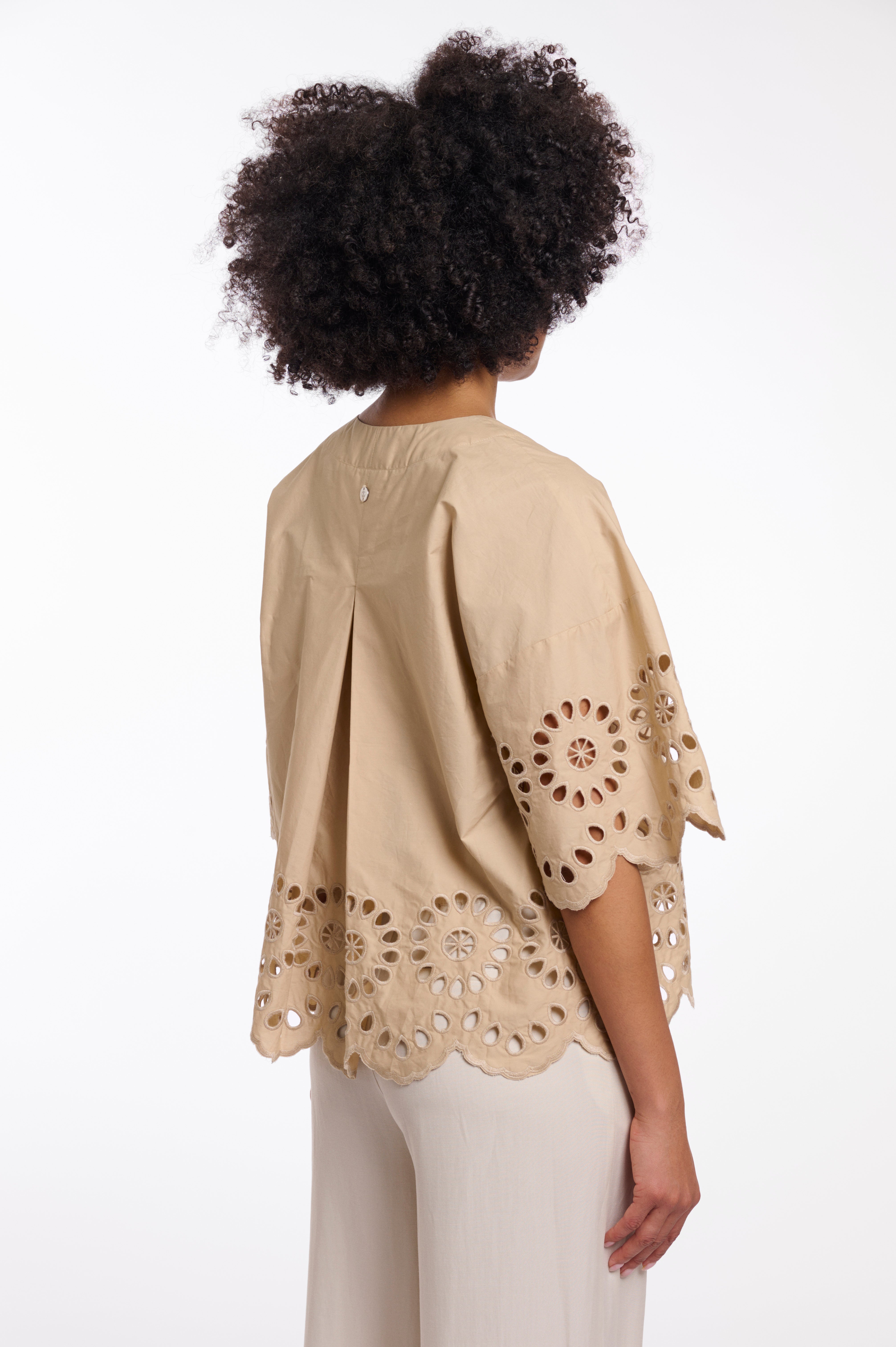Beige Kurzarmbluse mit edler Lochstickerei