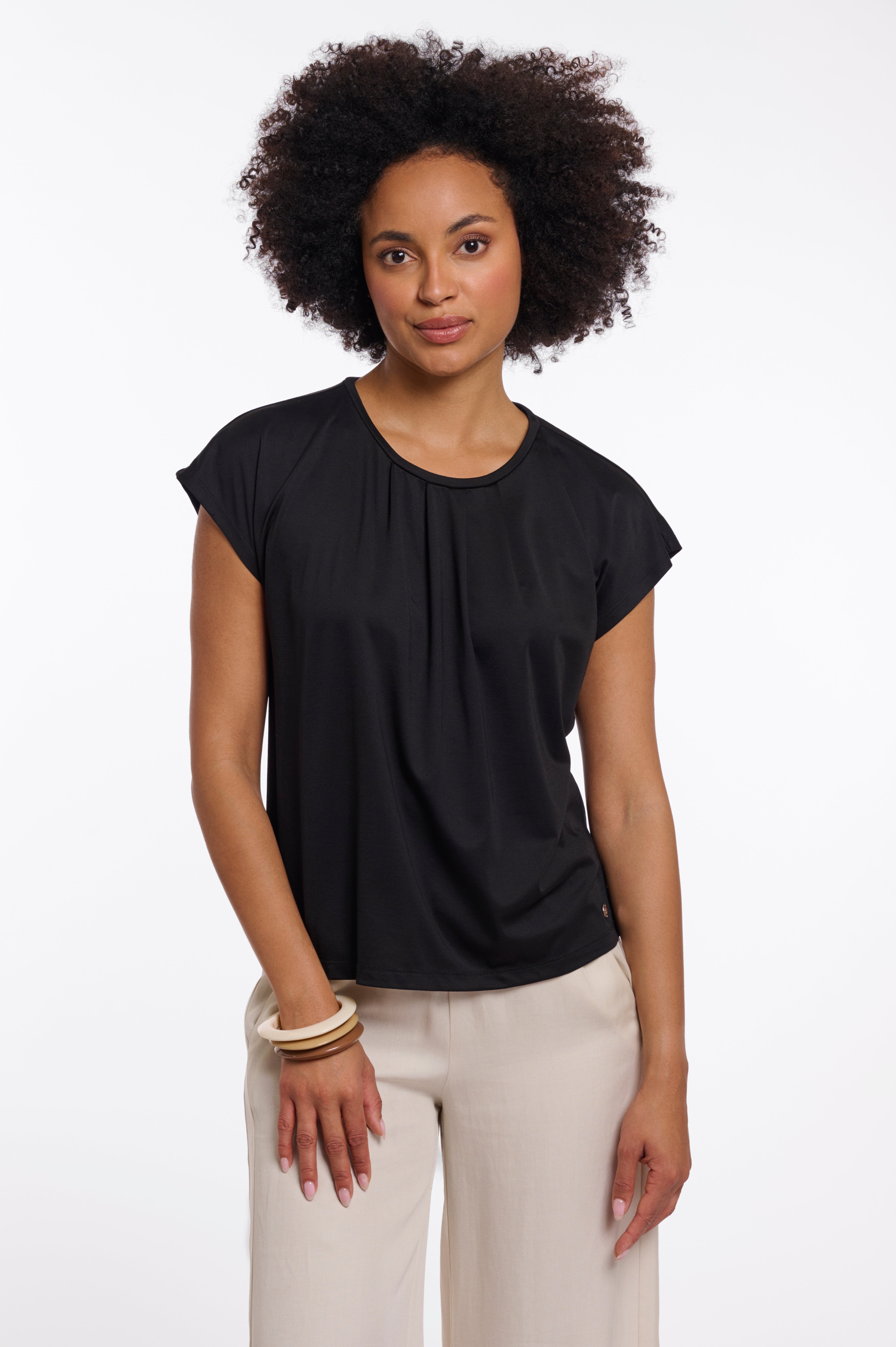 Fließendes Oberteil mit femininen Falten