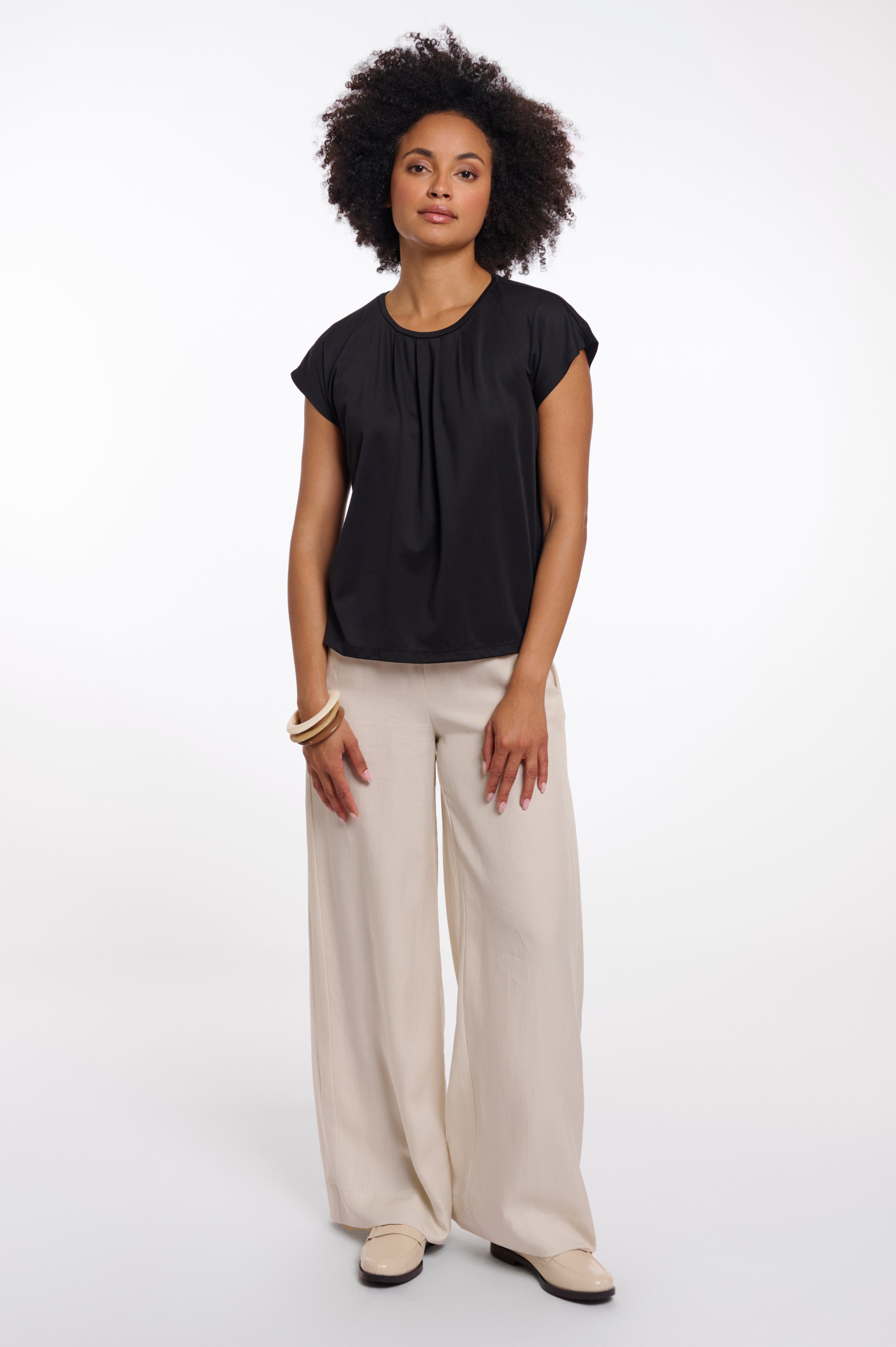 Fließendes Oberteil mit femininen Falten