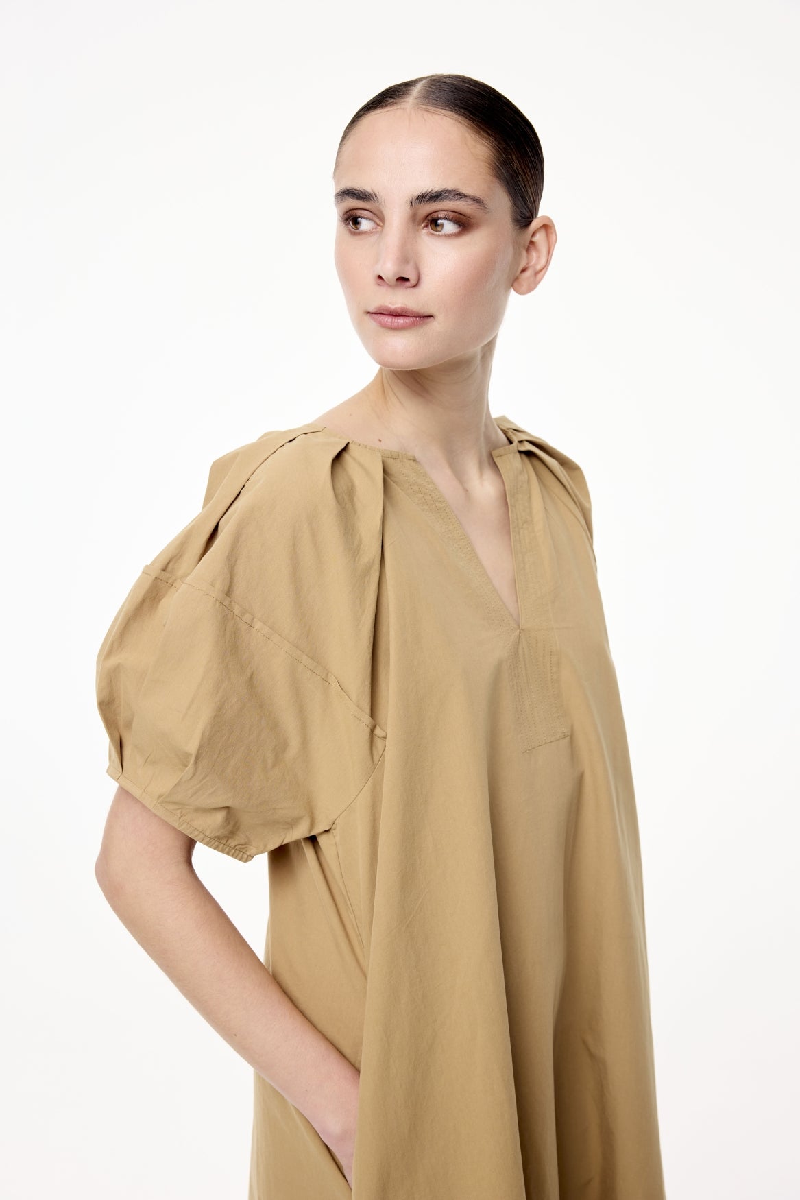 Das moderne A-Linien-Kleid mit Ballonärmeln