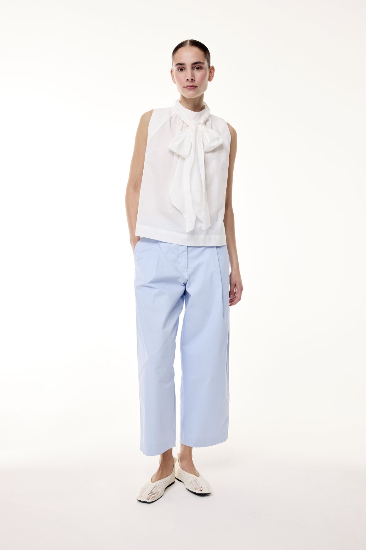 Ärmellose Schluppenbluse in strahlendem Weiß