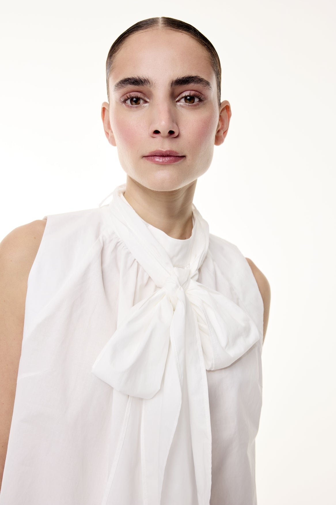 Ärmellose Schluppenbluse in strahlendem Weiß