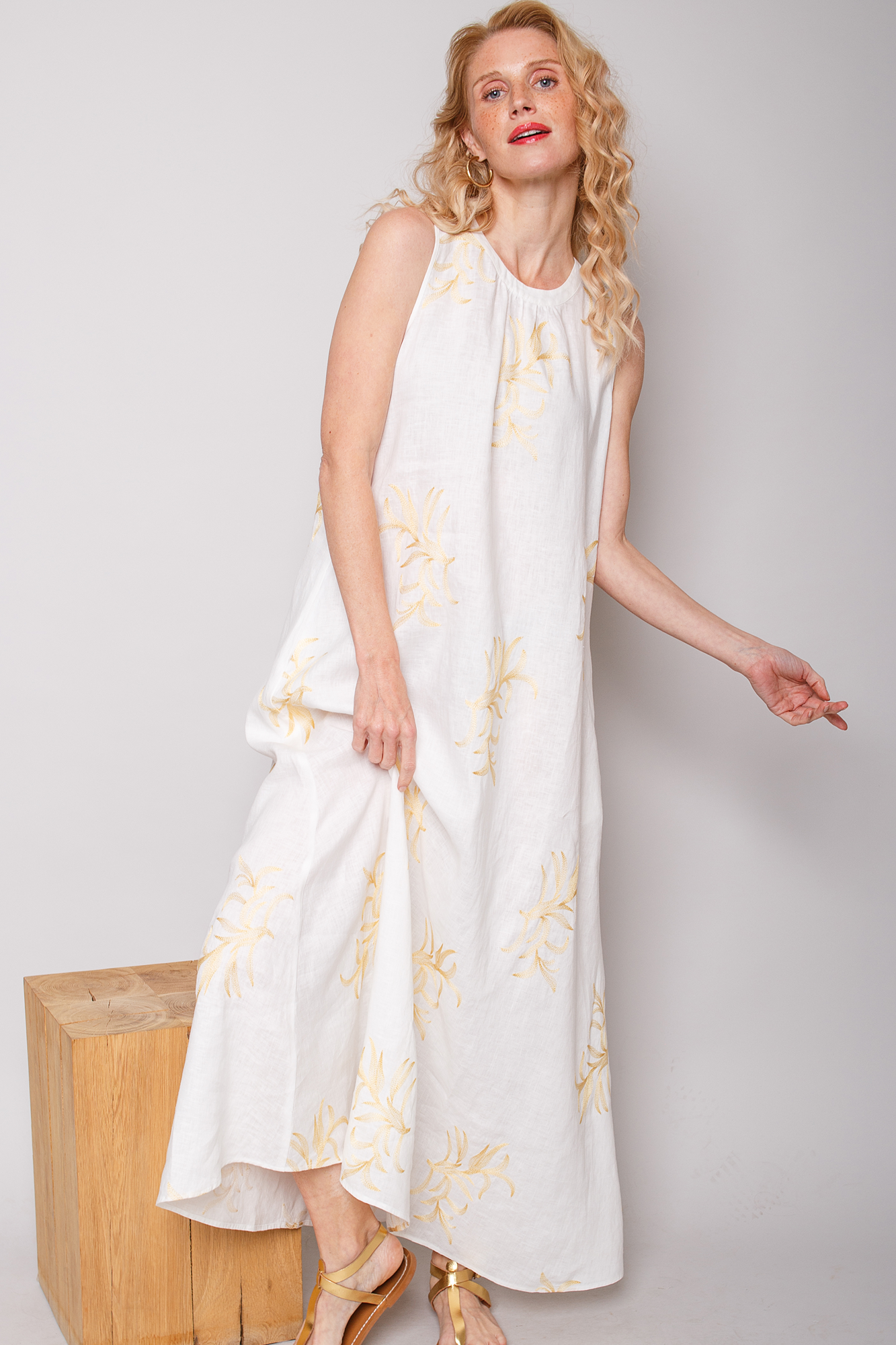 Ärmelloses Leinenkleid mit warmer Beiger-Stickerei