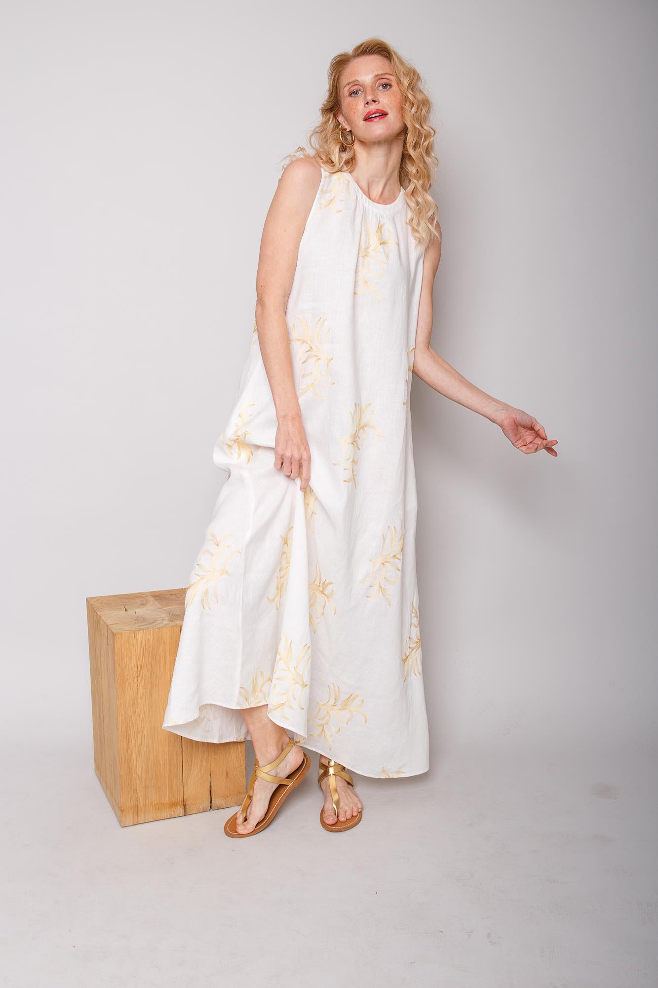 Ärmelloses Leinenkleid mit warmer Beiger-Stickerei