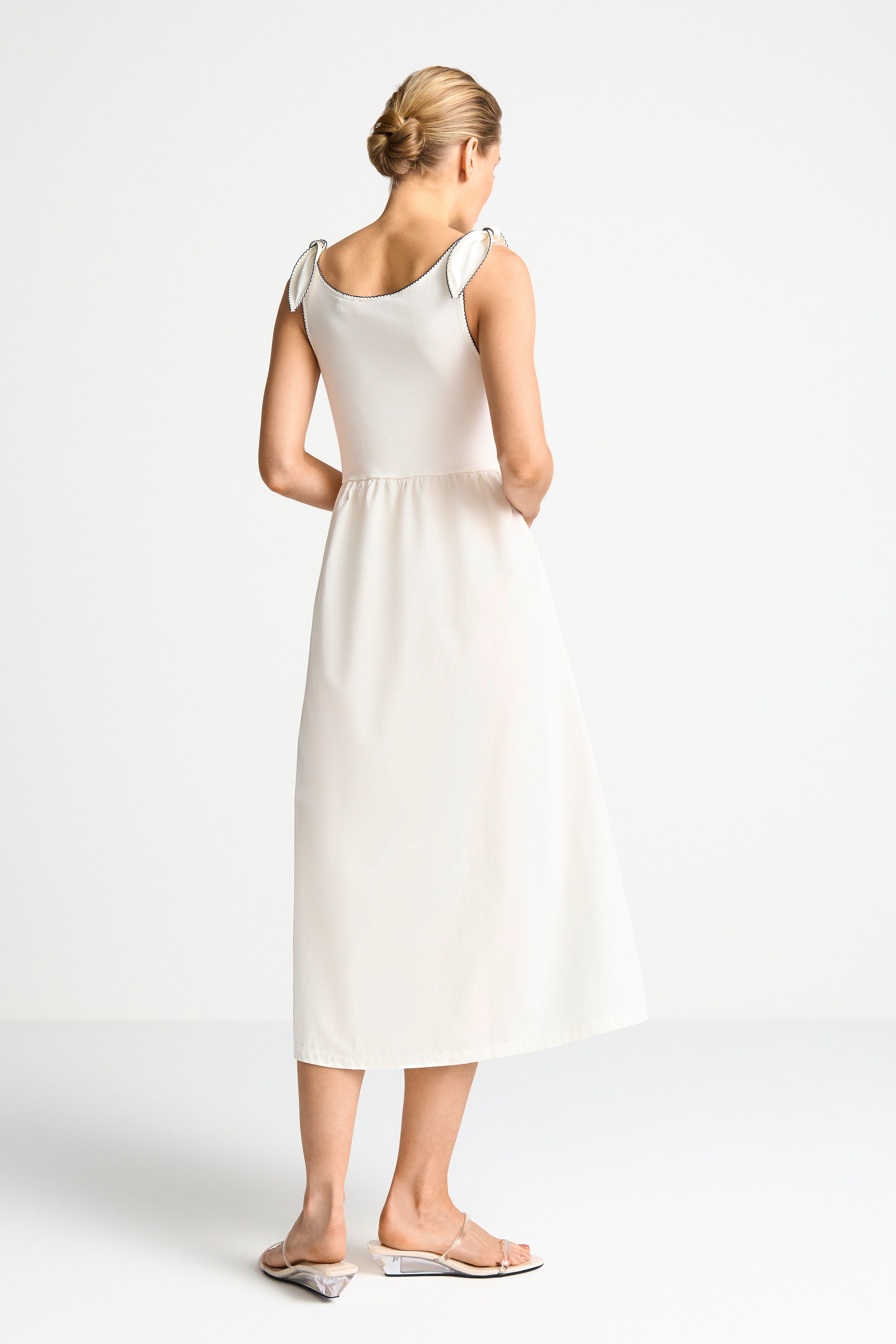 Feminine Leichtigkeit mit verspielten Details