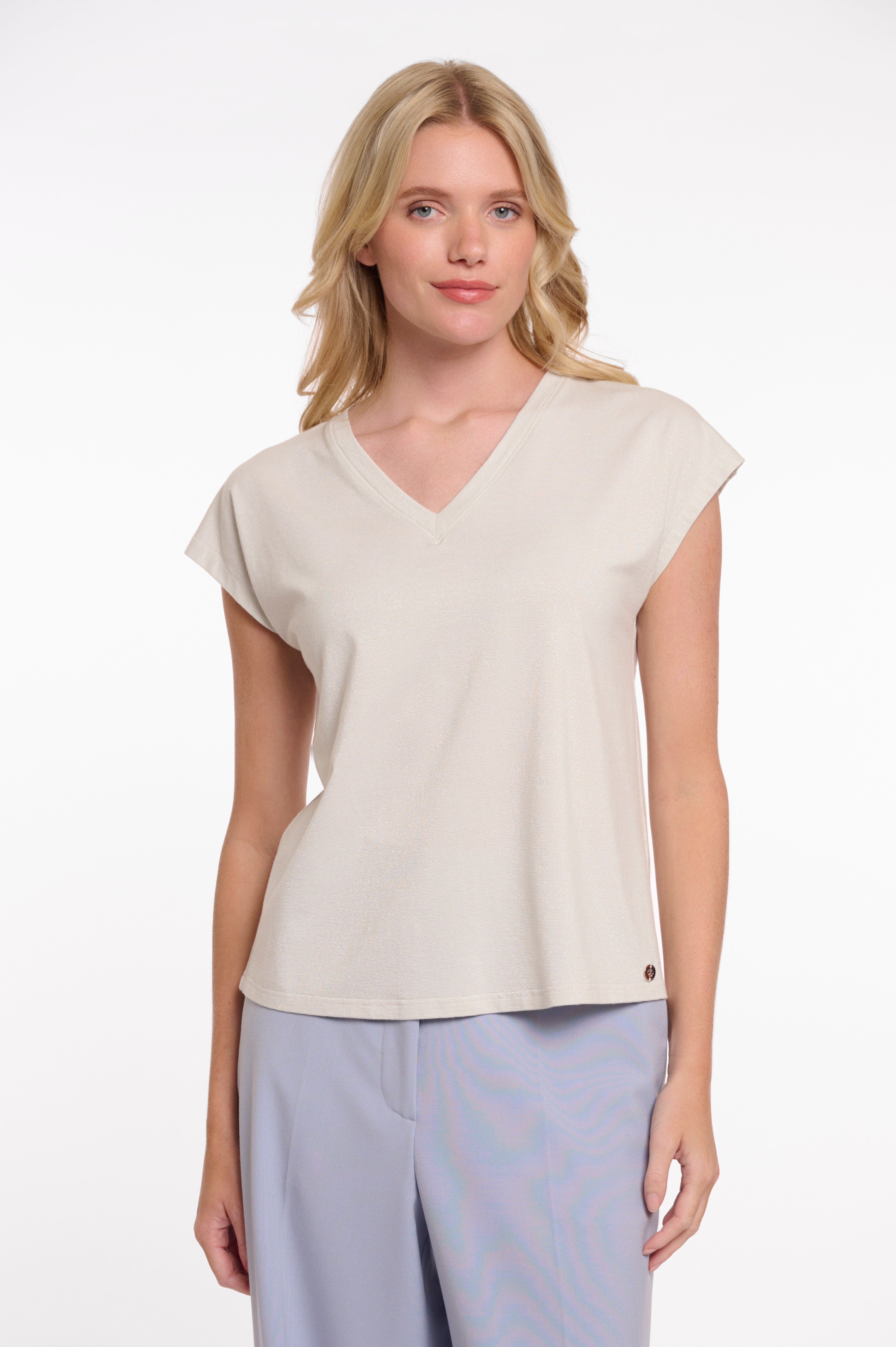 Cleane Eleganz mit diesem V-Ausschnitt T-Shirt