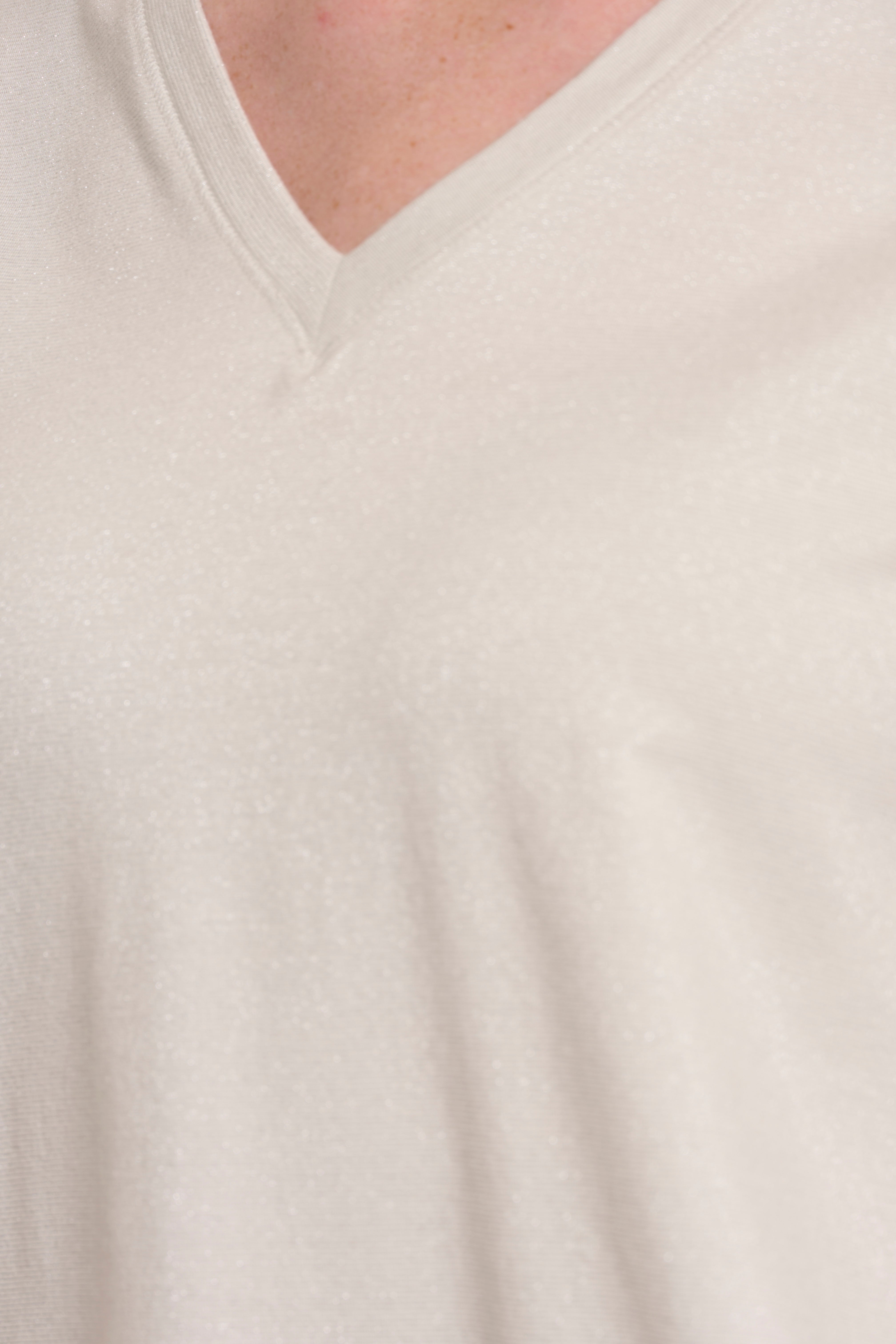 Cleane Eleganz mit diesem V-Ausschnitt T-Shirt