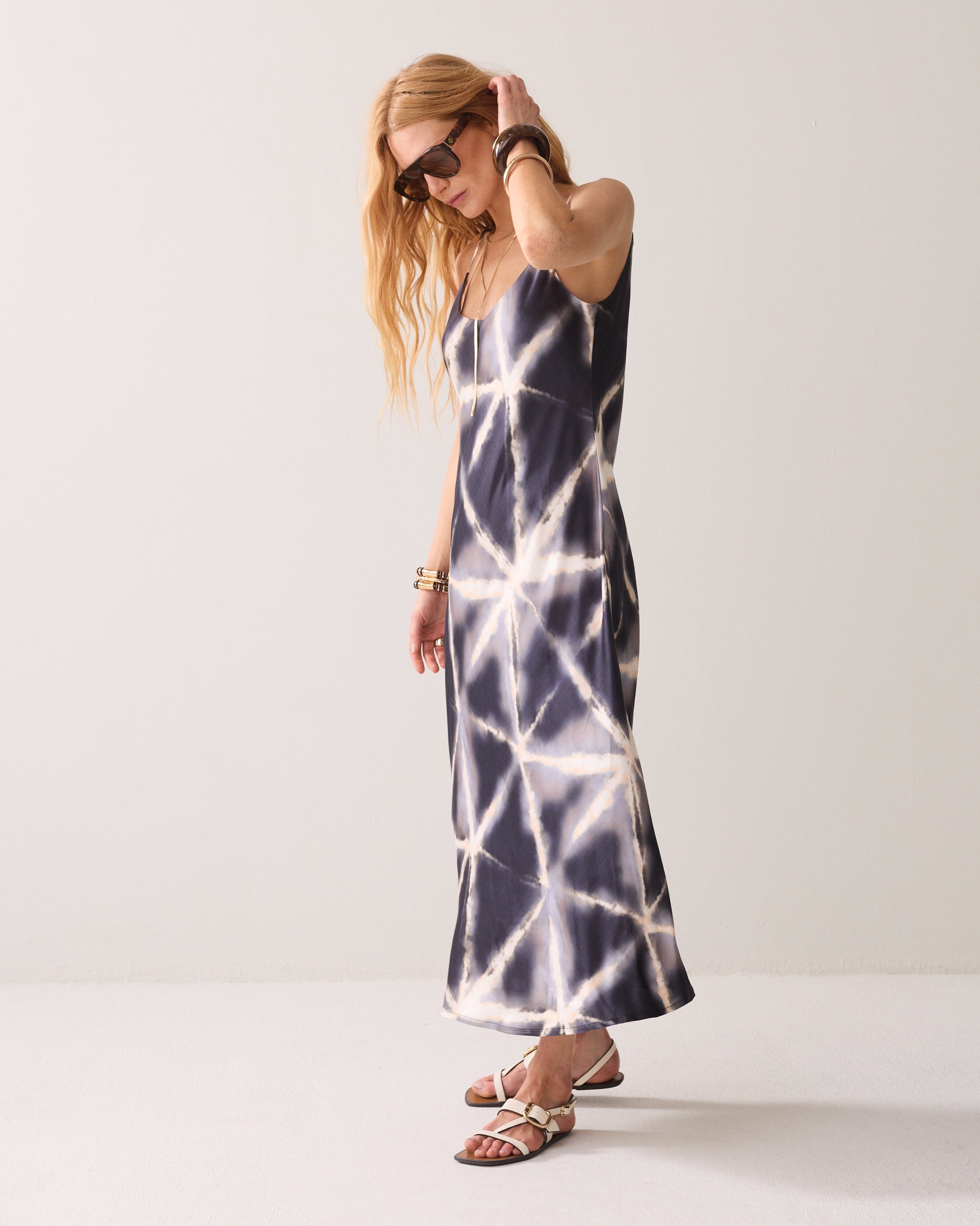 Dein glänzendes Maxi-Slipdress in Batik-Optik