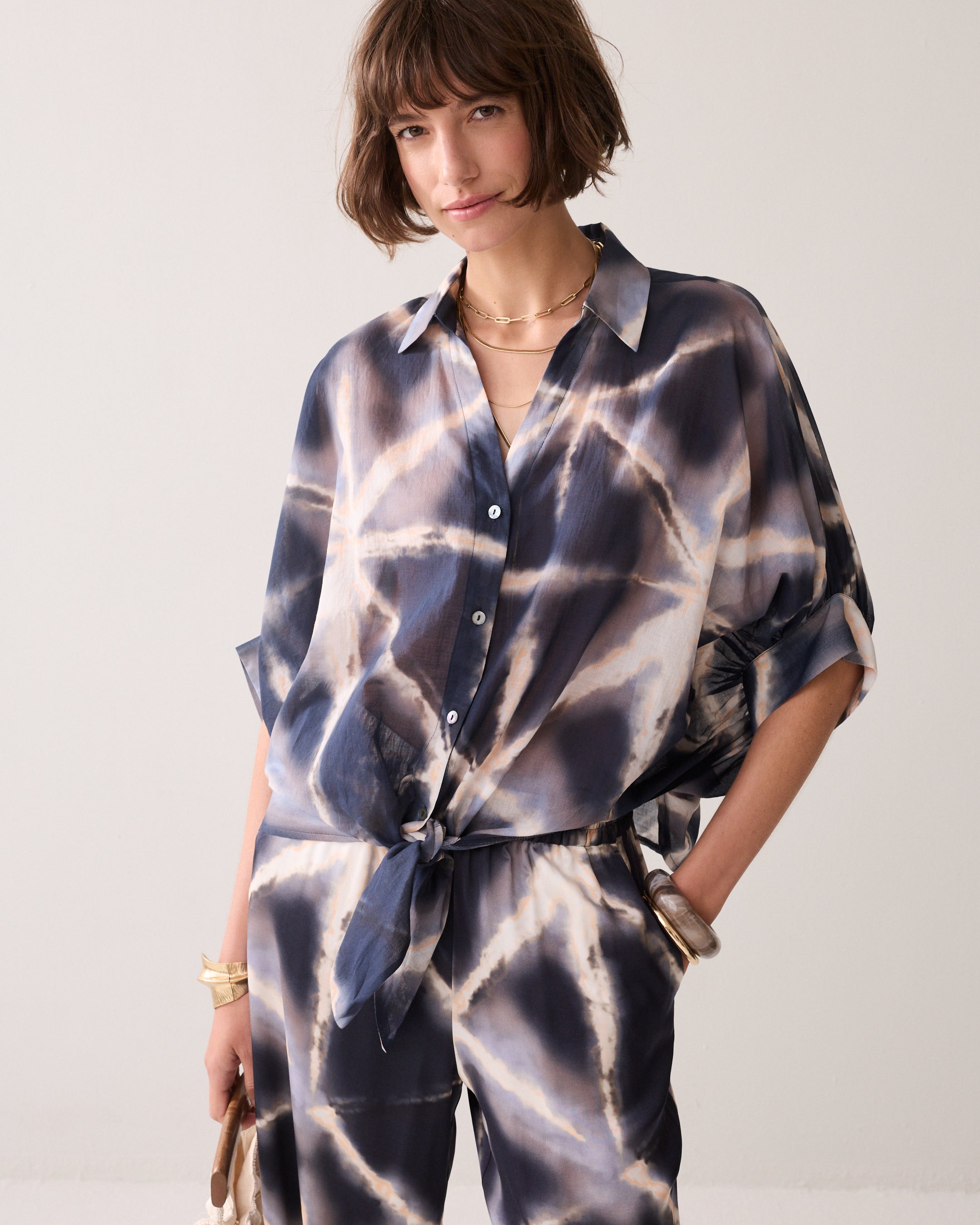 Deine transparente Oversized-Bluse mit Knoten-Detail