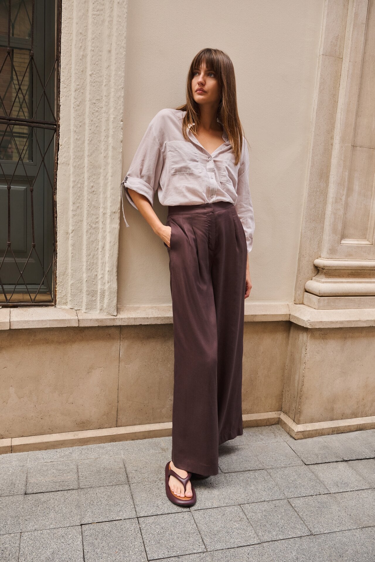 Die fließende Wide-Leg-Hose in Braun und Hellgrau