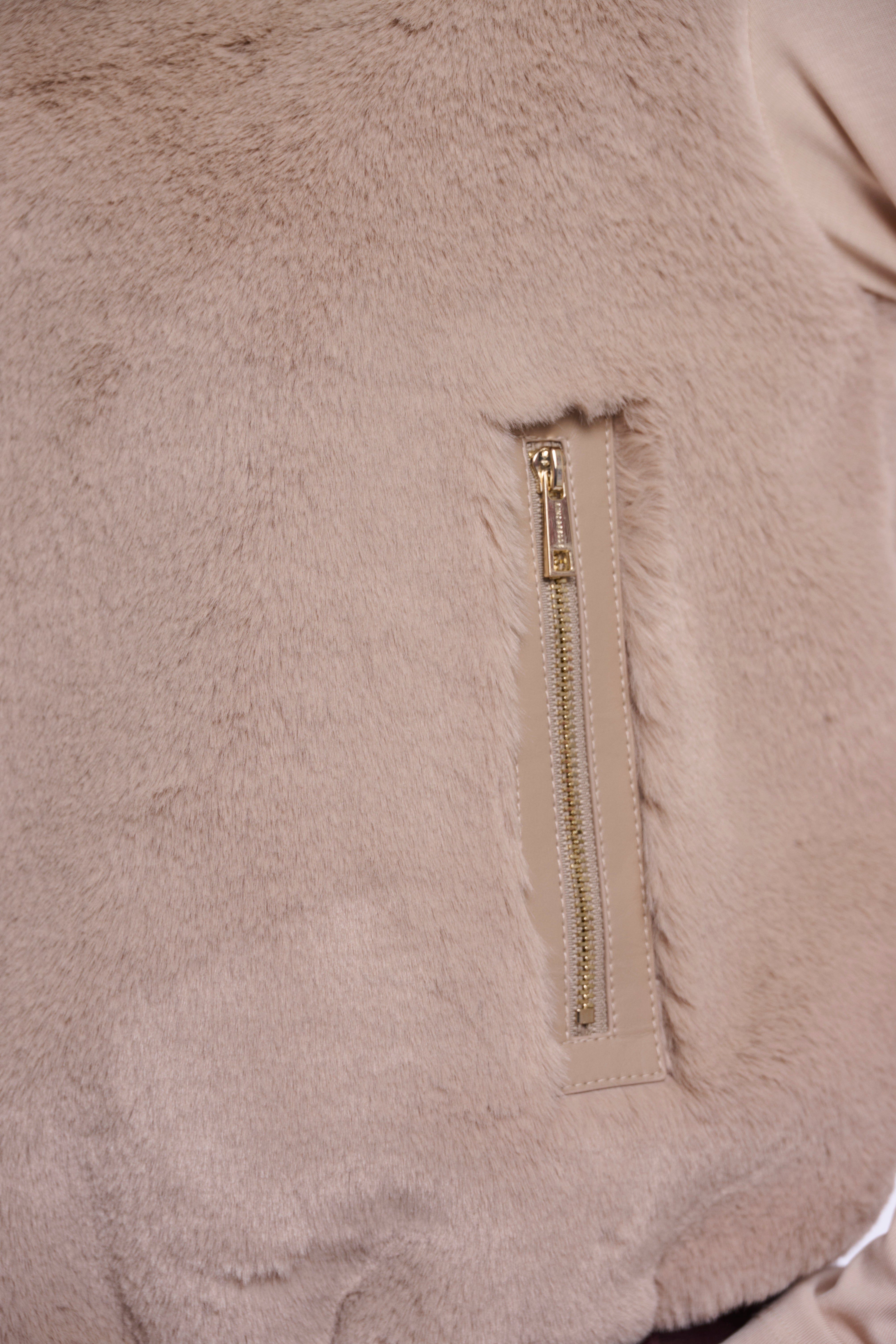 Glamouröser Komfort: Deine neue Weste in seidiger Faux-Fur-Optik