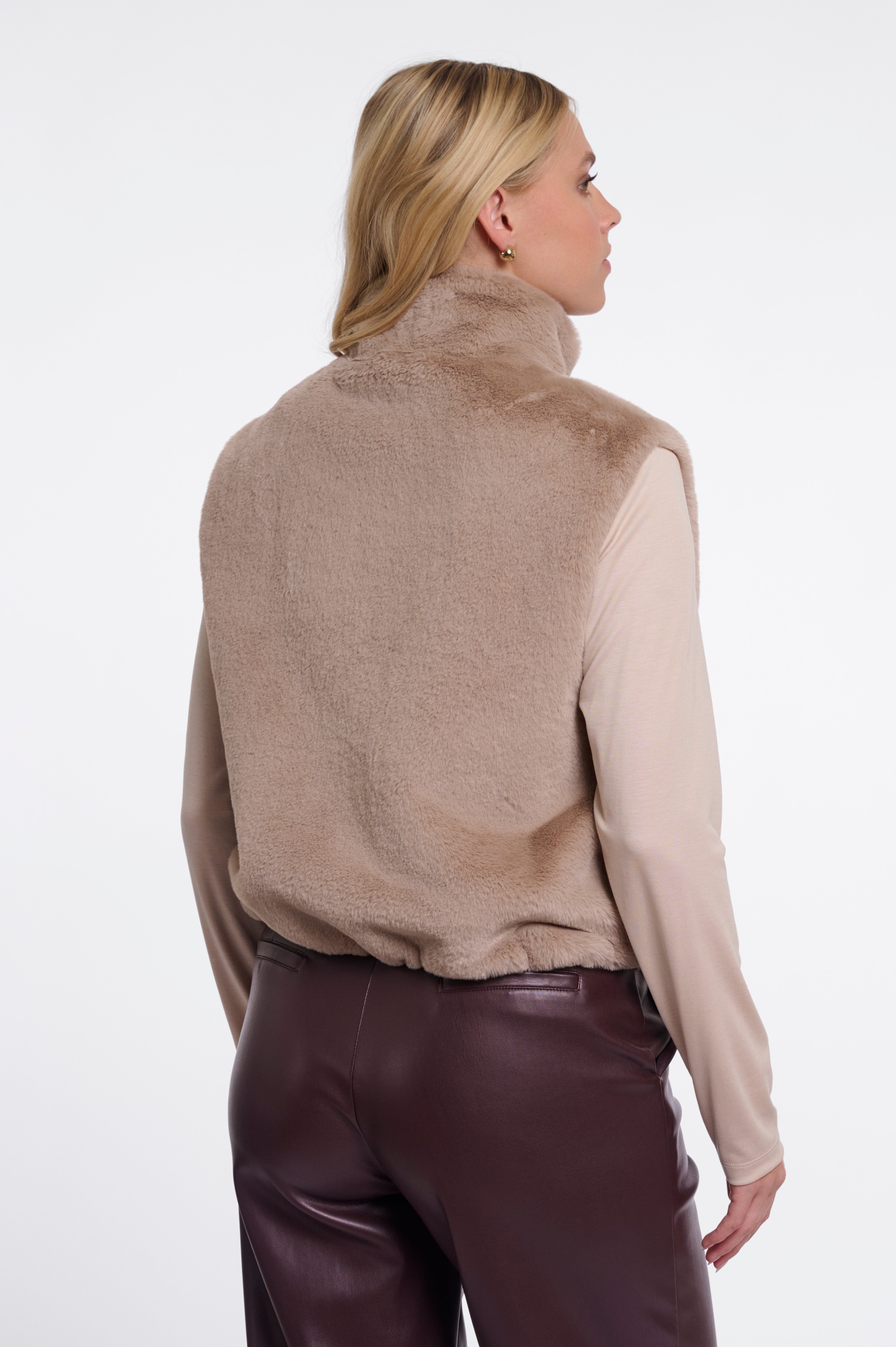 Glamouröser Komfort: Deine neue Weste in seidiger Faux-Fur-Optik