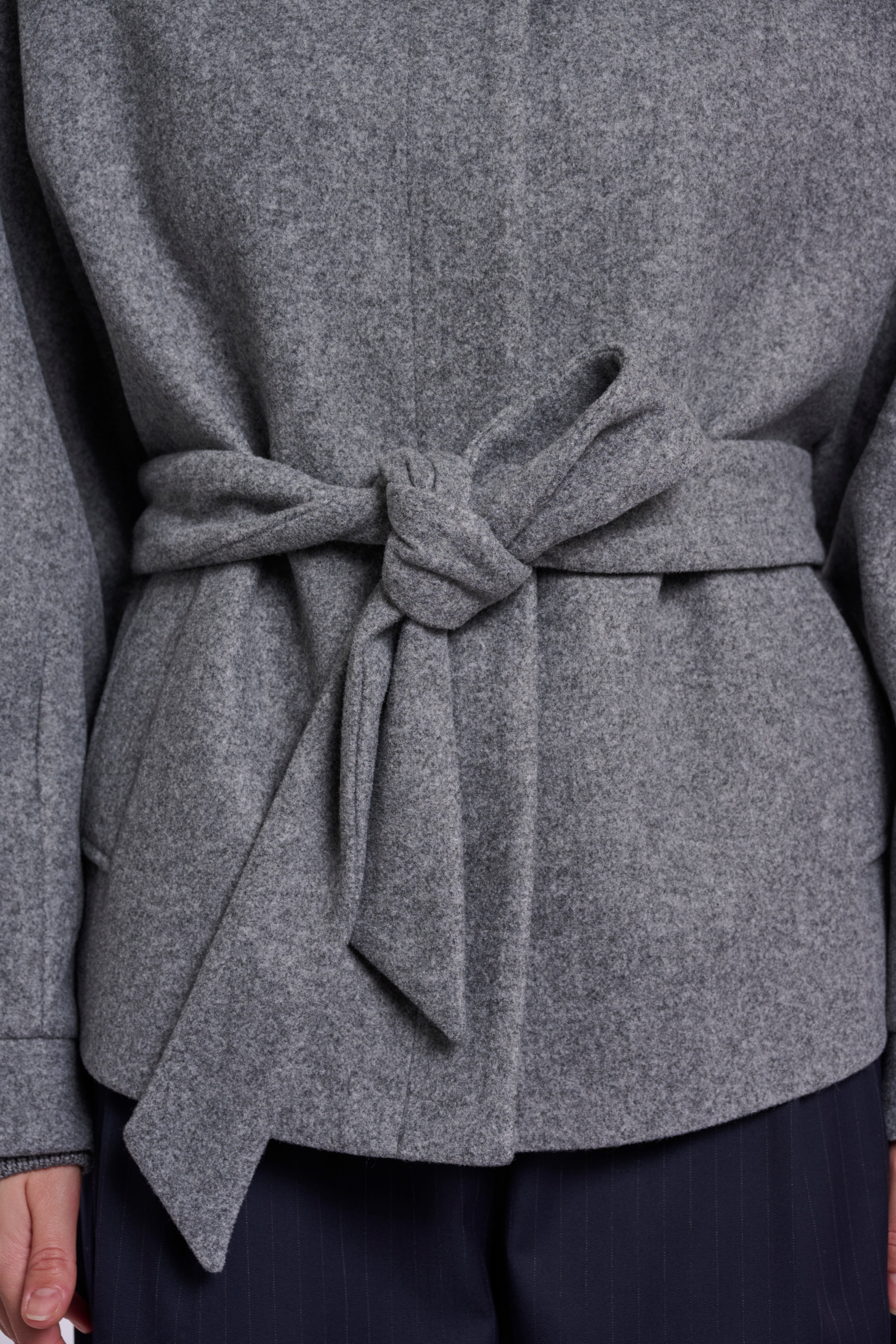 Minimalistische Eleganz: Deine neue Kurzjacke mit Bindegürtel