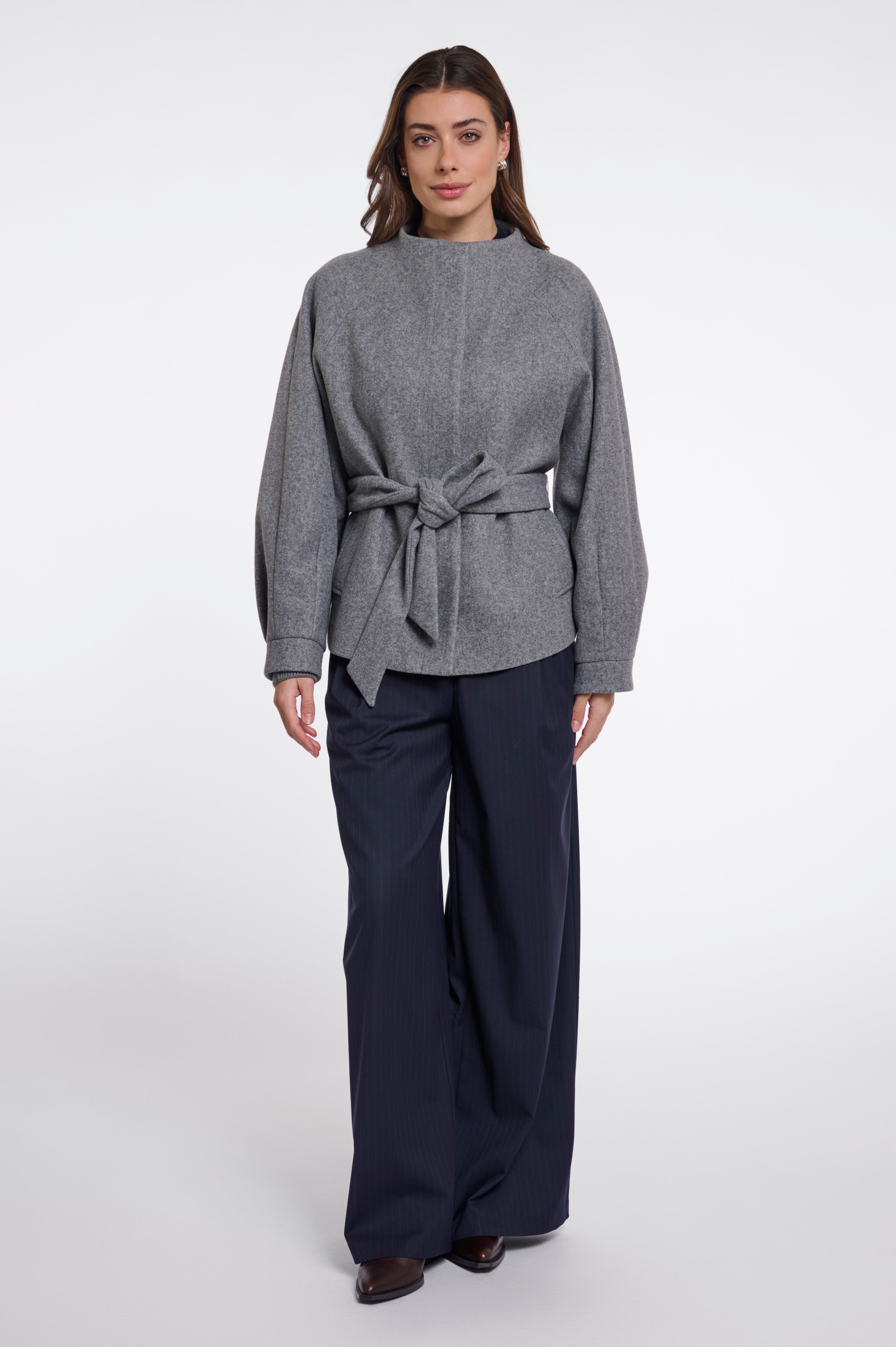 Minimalistische Eleganz: Deine neue Kurzjacke mit Bindegürtel