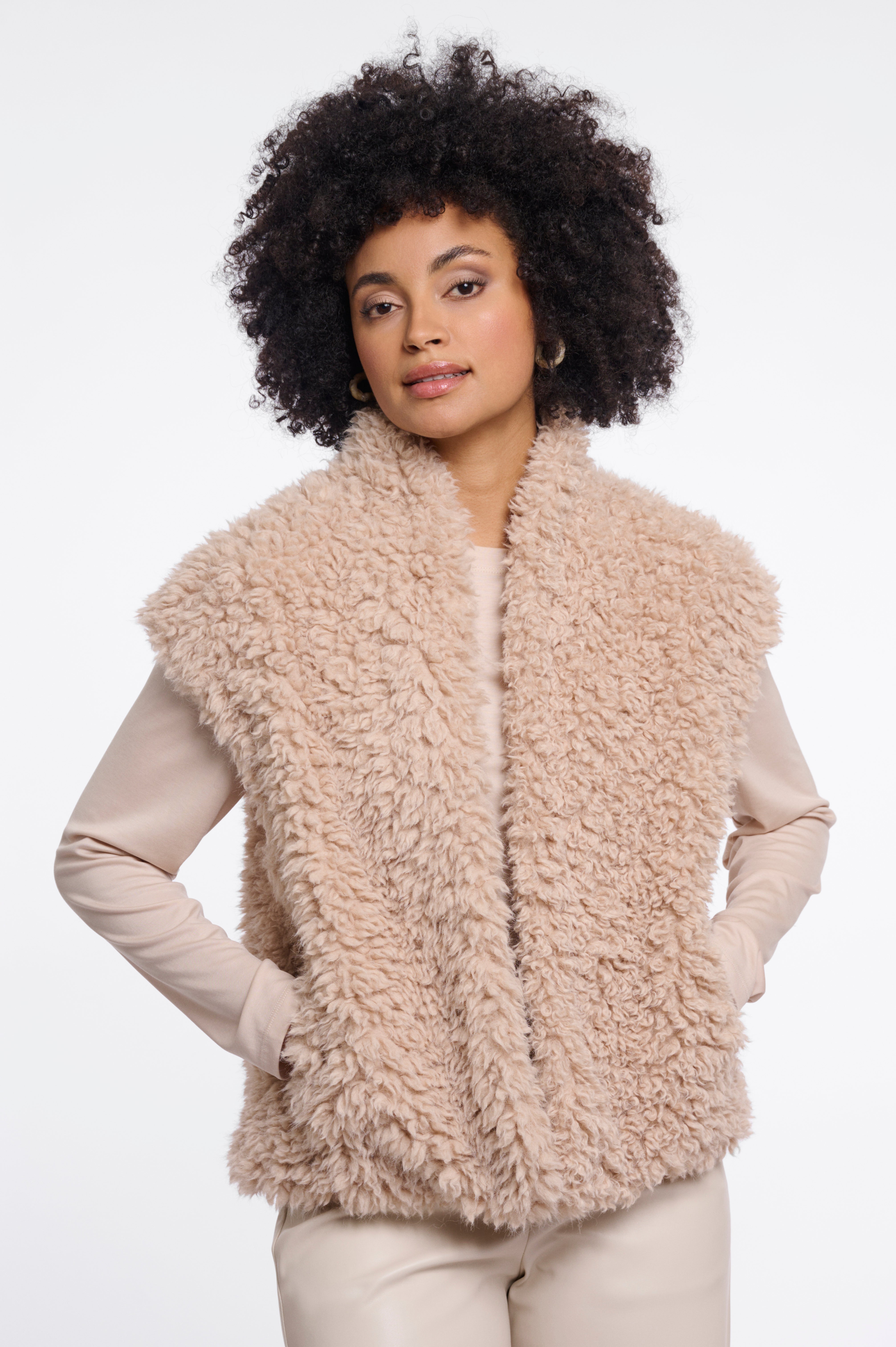 Kuscheliger Layering-Traum: Deine neue Weste in Teddy-Optik