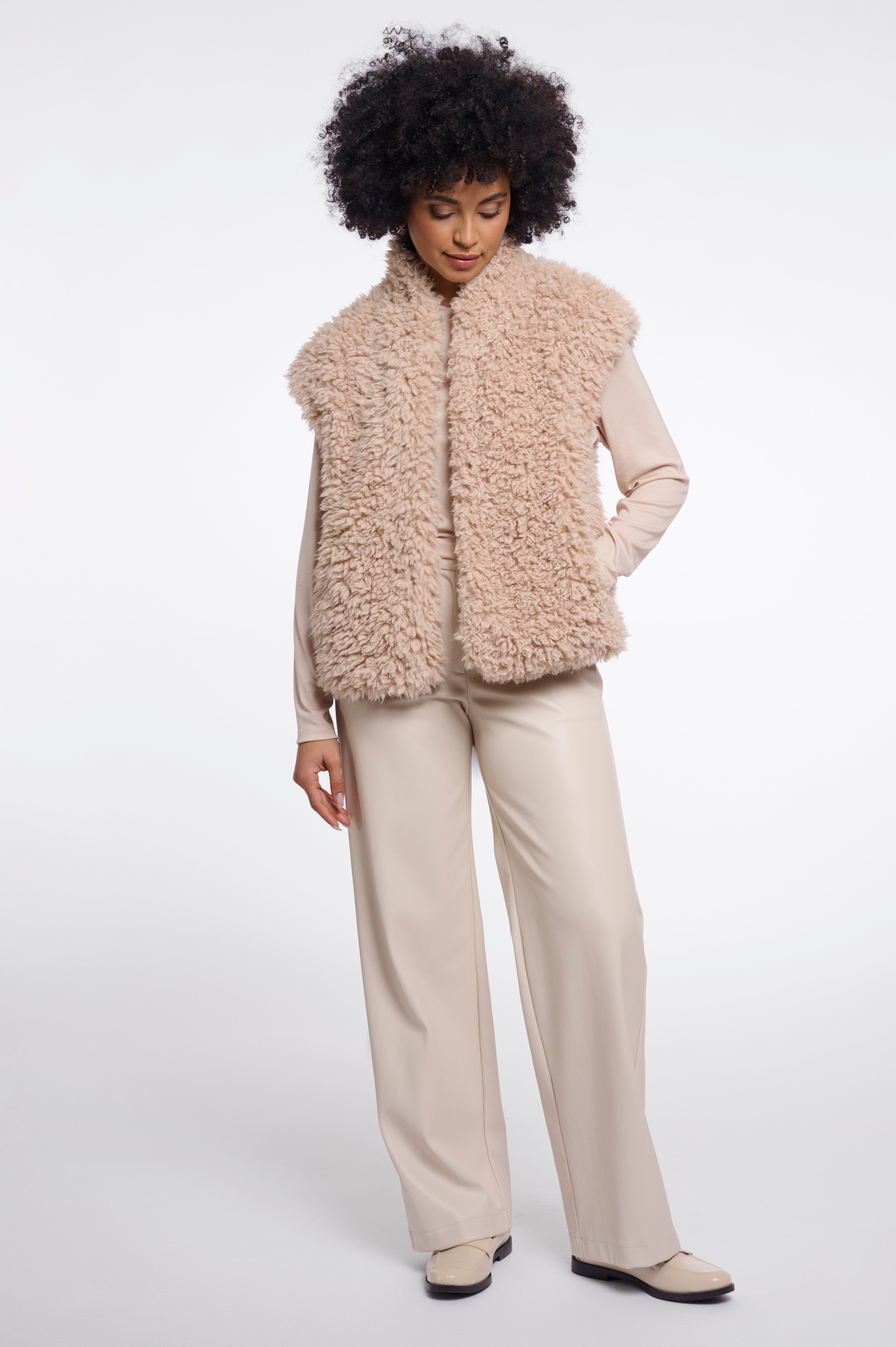 Kuscheliger Layering-Traum: Deine neue Weste in Teddy-Optik