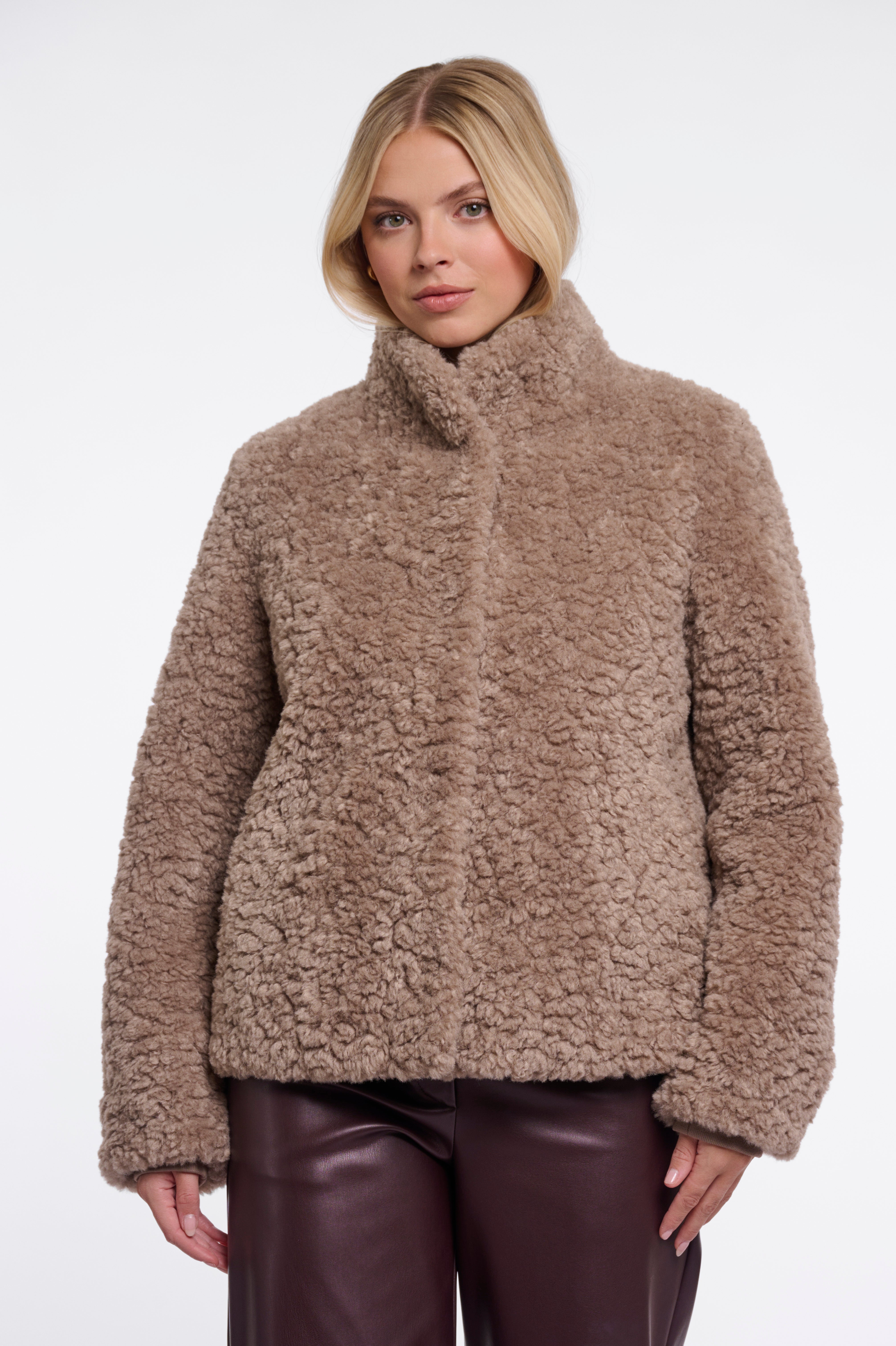 Kuscheliger Statement-Style: Deine neue Jacke in Curly-Teddy-Optik