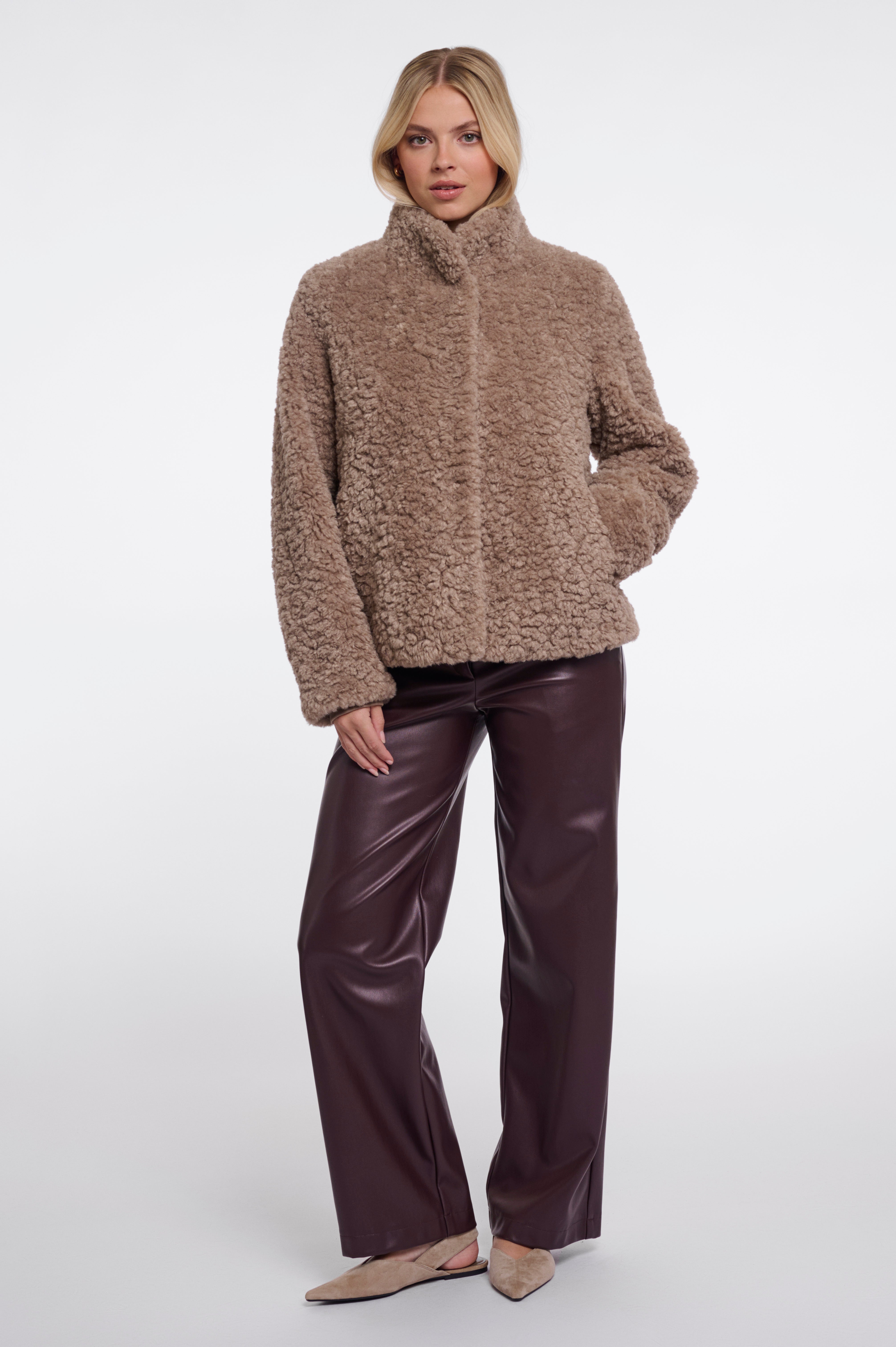 Kuscheliger Statement-Style: Deine neue Jacke in Curly-Teddy-Optik