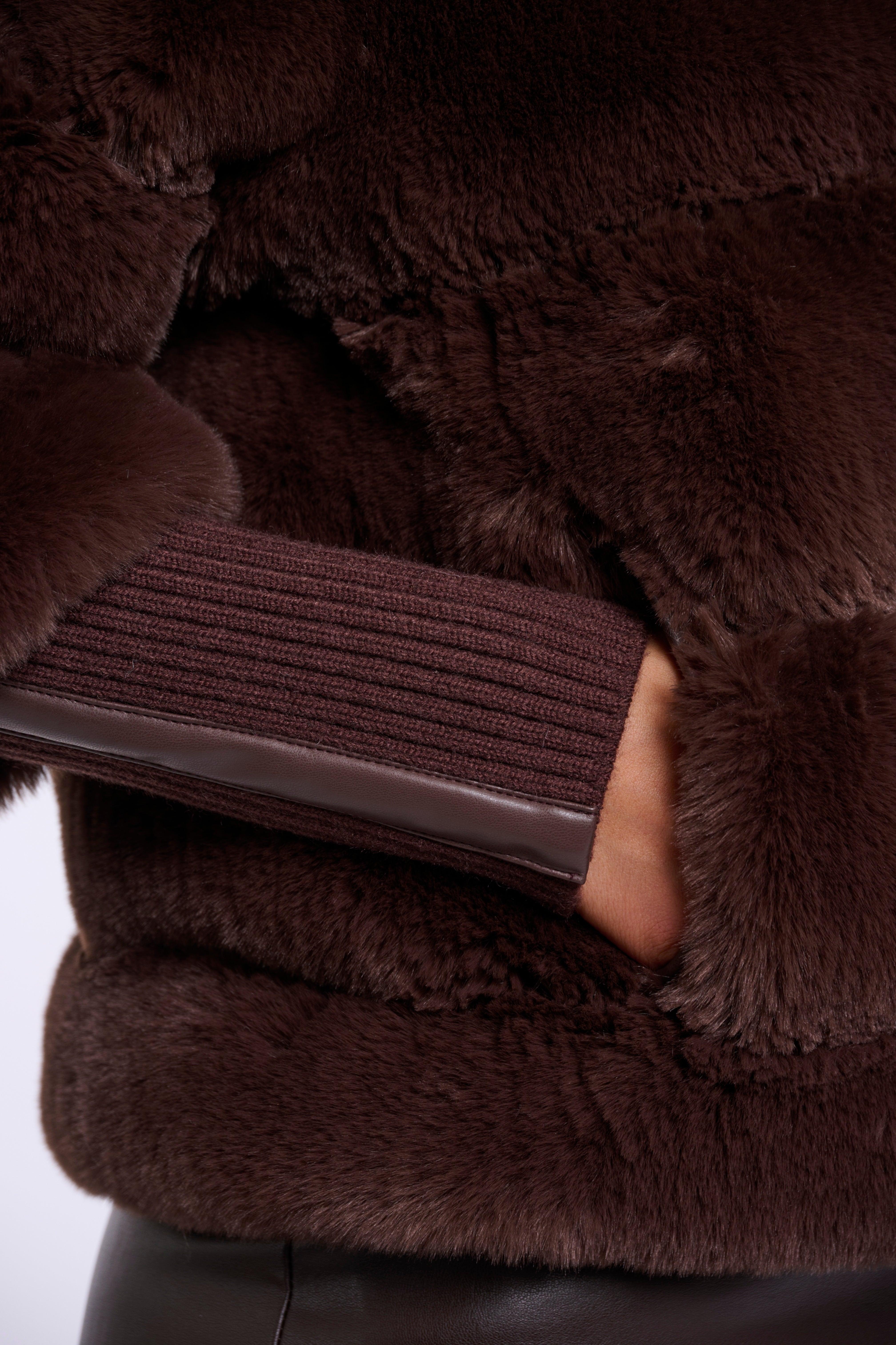 Luxuriöser Blickfang: Deine neue Jacke in gestreifter Faux-Fur-Optik