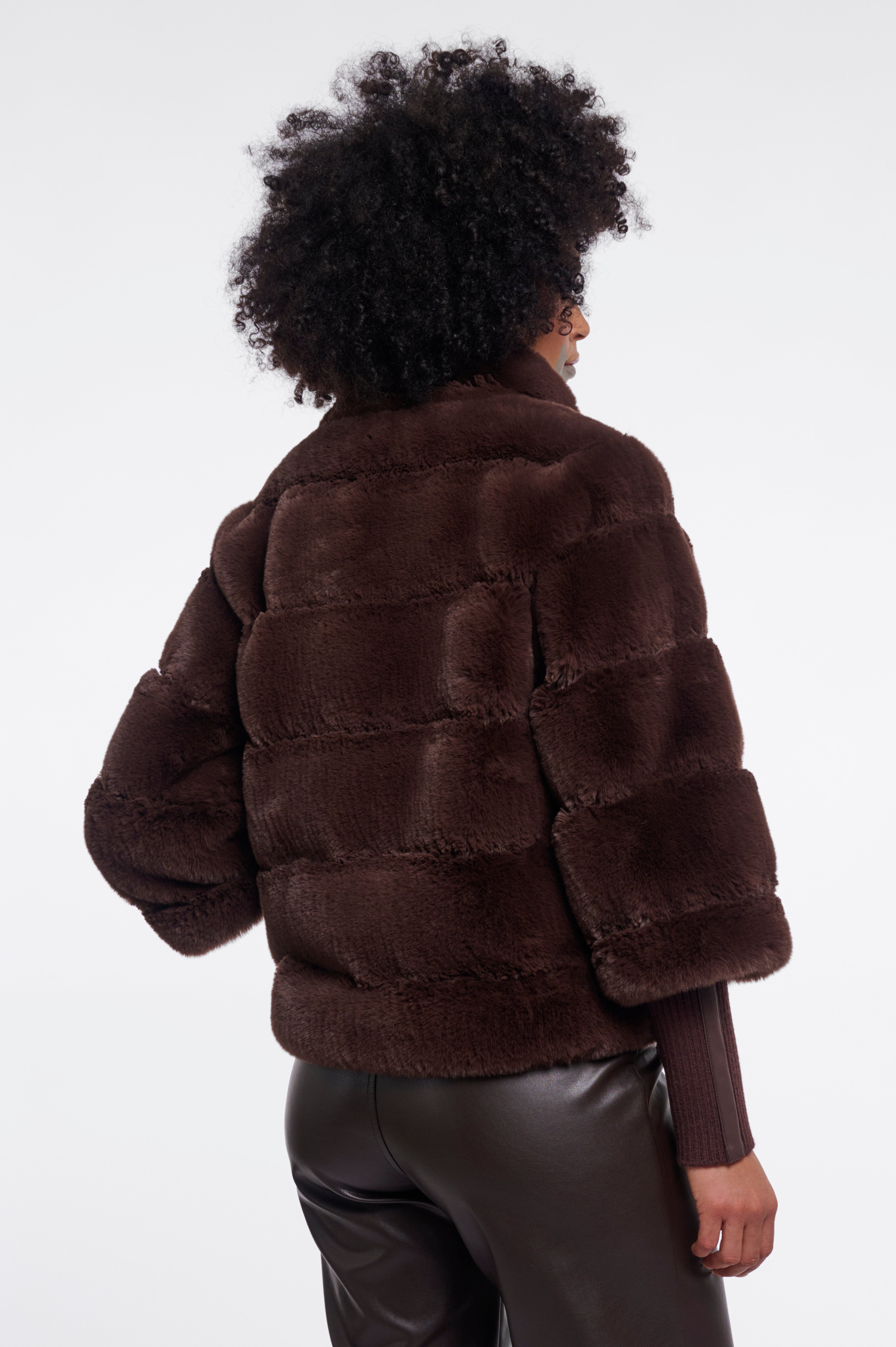 Luxuriöser Blickfang: Deine neue Jacke in gestreifter Faux-Fur-Optik