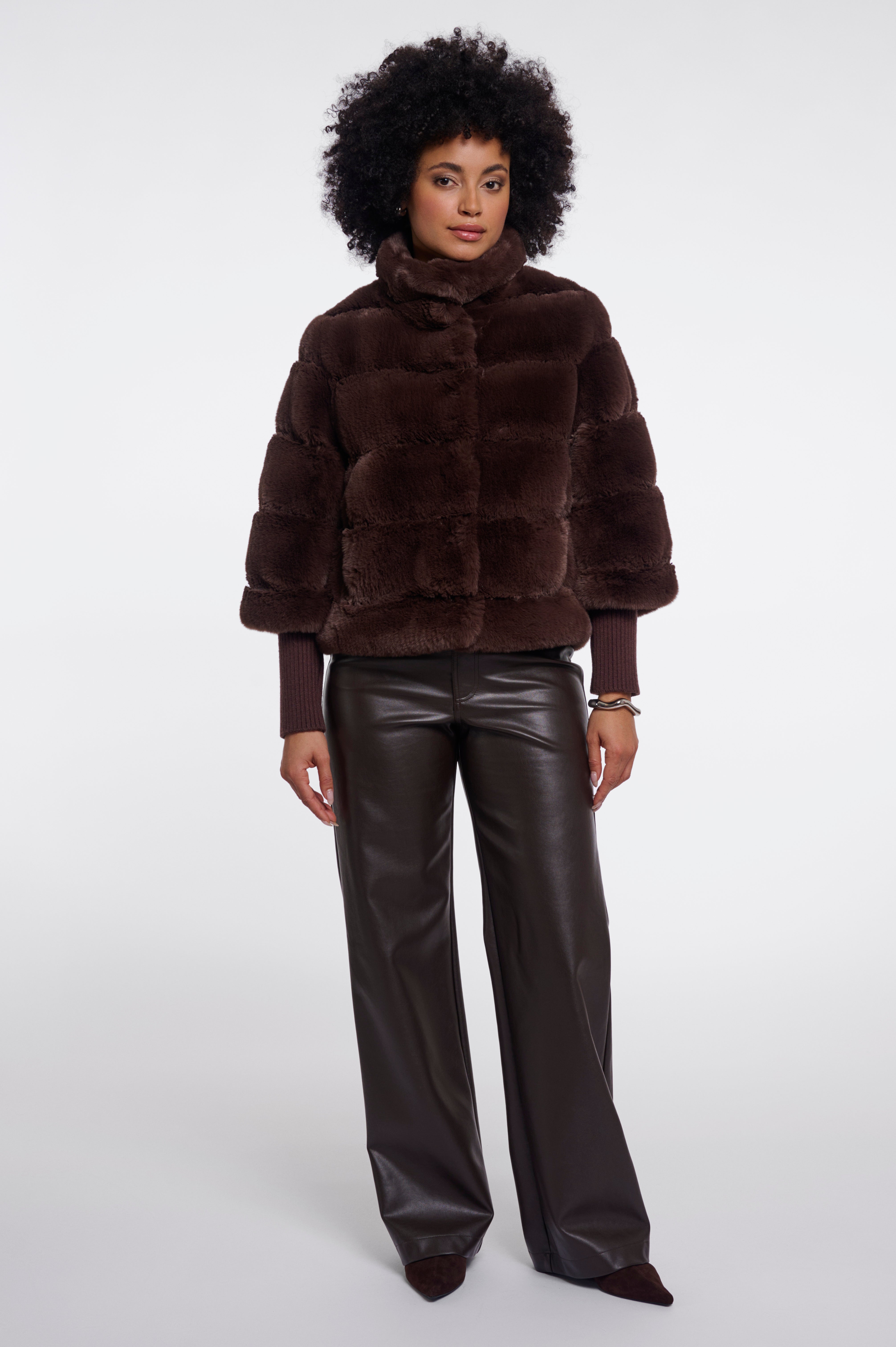 Luxuriöser Blickfang: Deine neue Jacke in gestreifter Faux-Fur-Optik