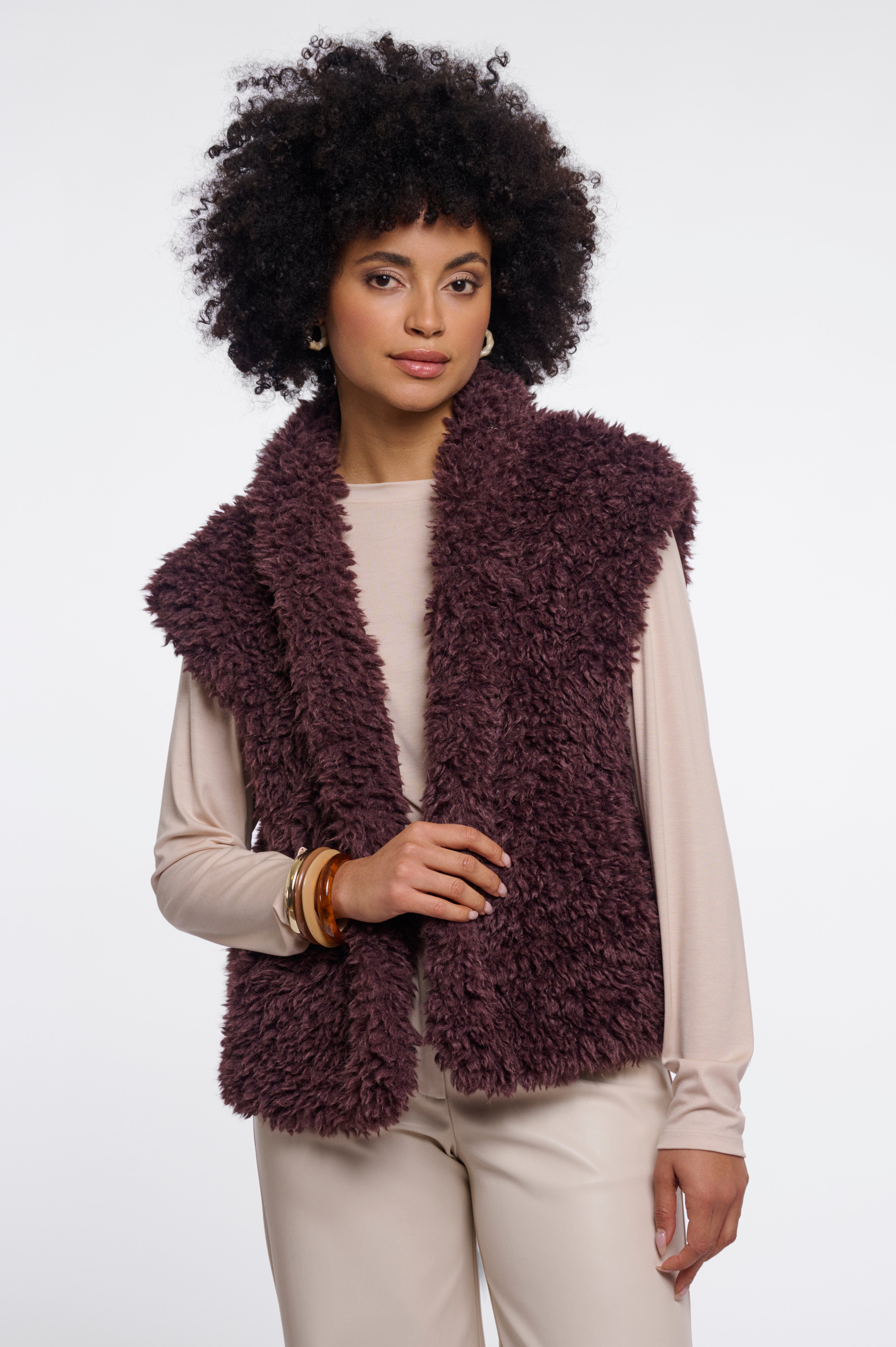 Kuscheliger Layering-Traum: Deine neue Weste in Teddy-Optik